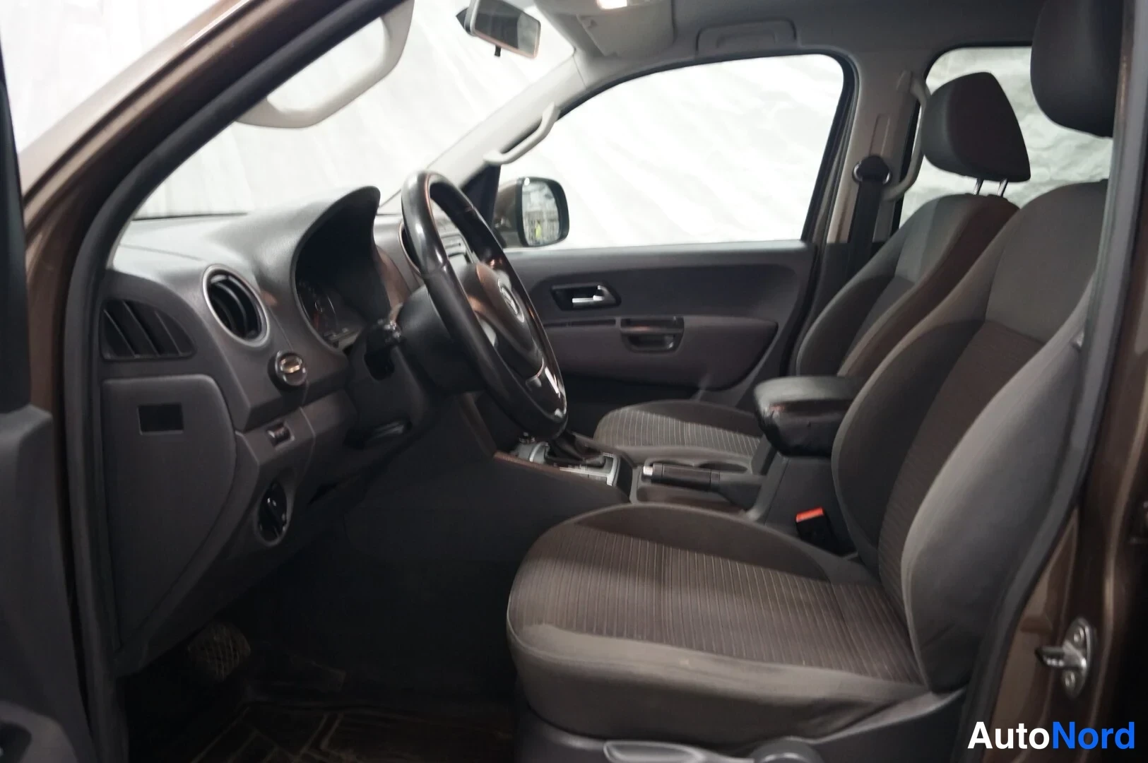 Brown Volkswagen Amarok 2013, front seats, photo 6