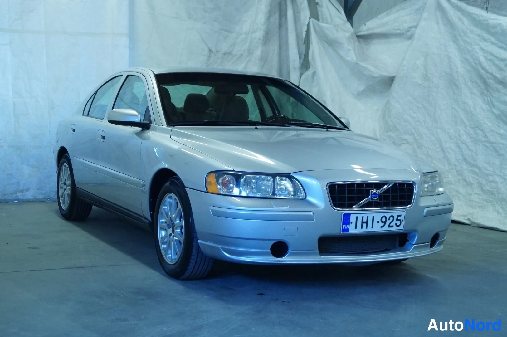 Silver Volvo S60 2005, front three-quarter, nose to the right, photo 2
