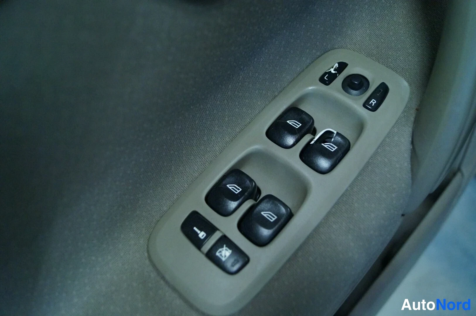 Silver Volvo S60 2005, detail, photo 13