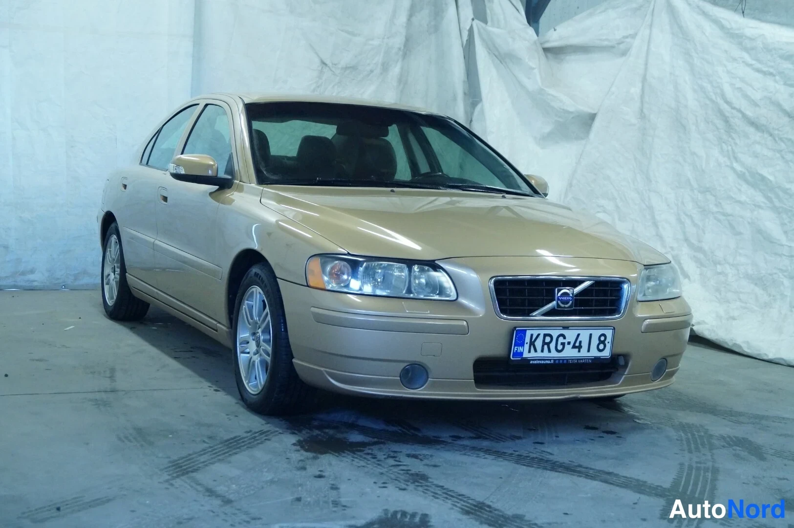 Copper Volvo S60 2008, front three-quarter, nose to the right, photo 2