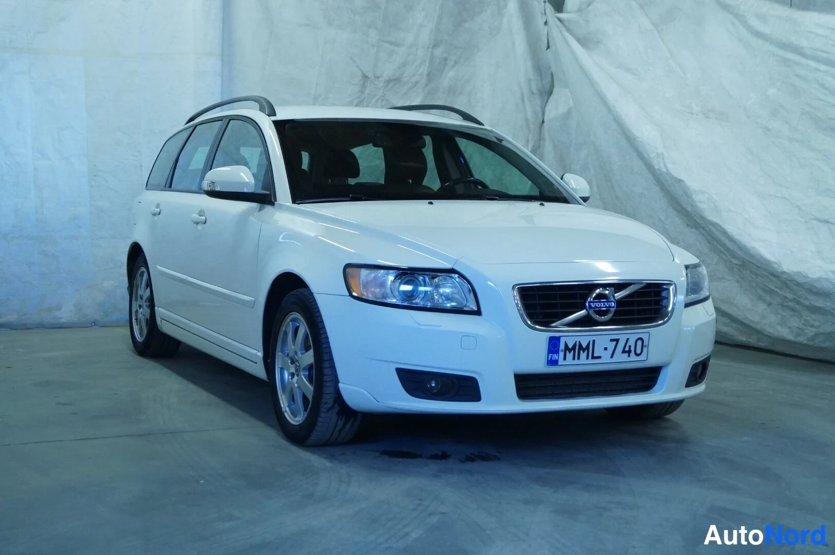 White Volvo V50 2011, front three-quarter, nose to the right, photo 2