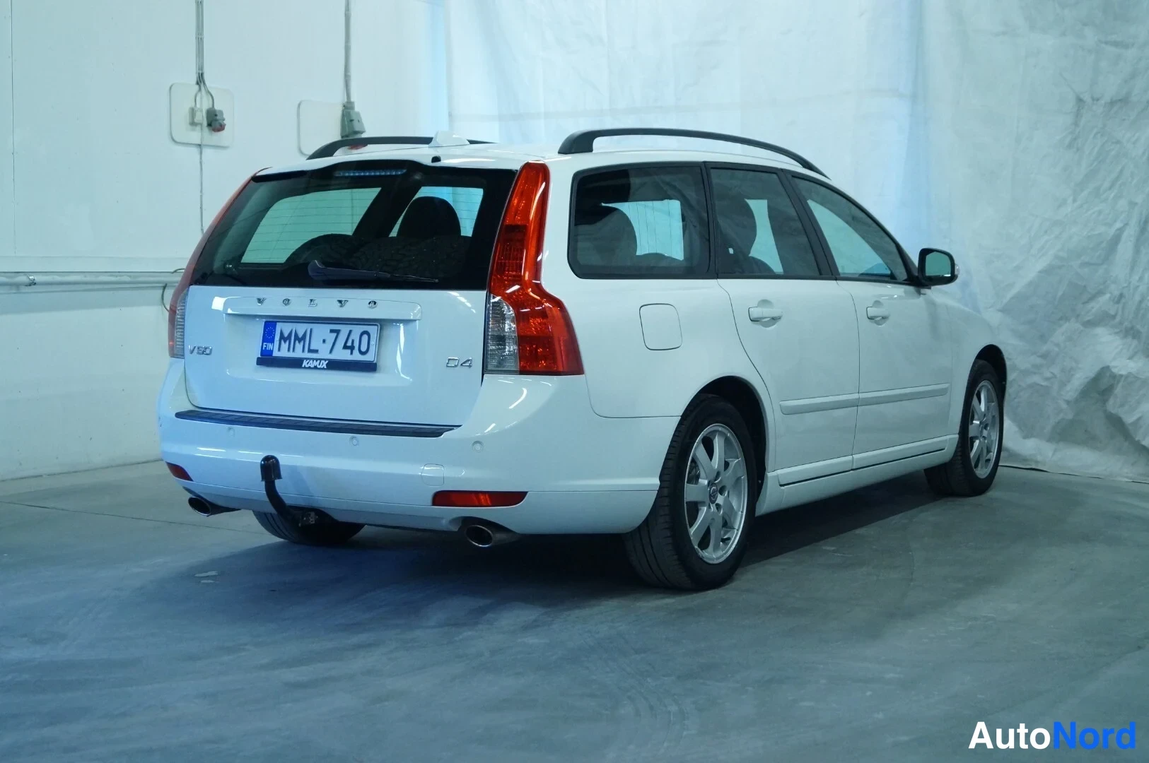 White Volvo V50 2011, rear three-quarter, photo 3