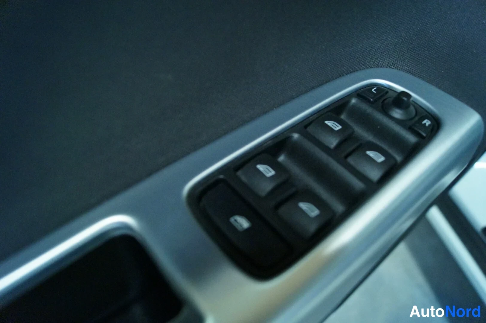 White Volvo V50 2011, detail, photo 12