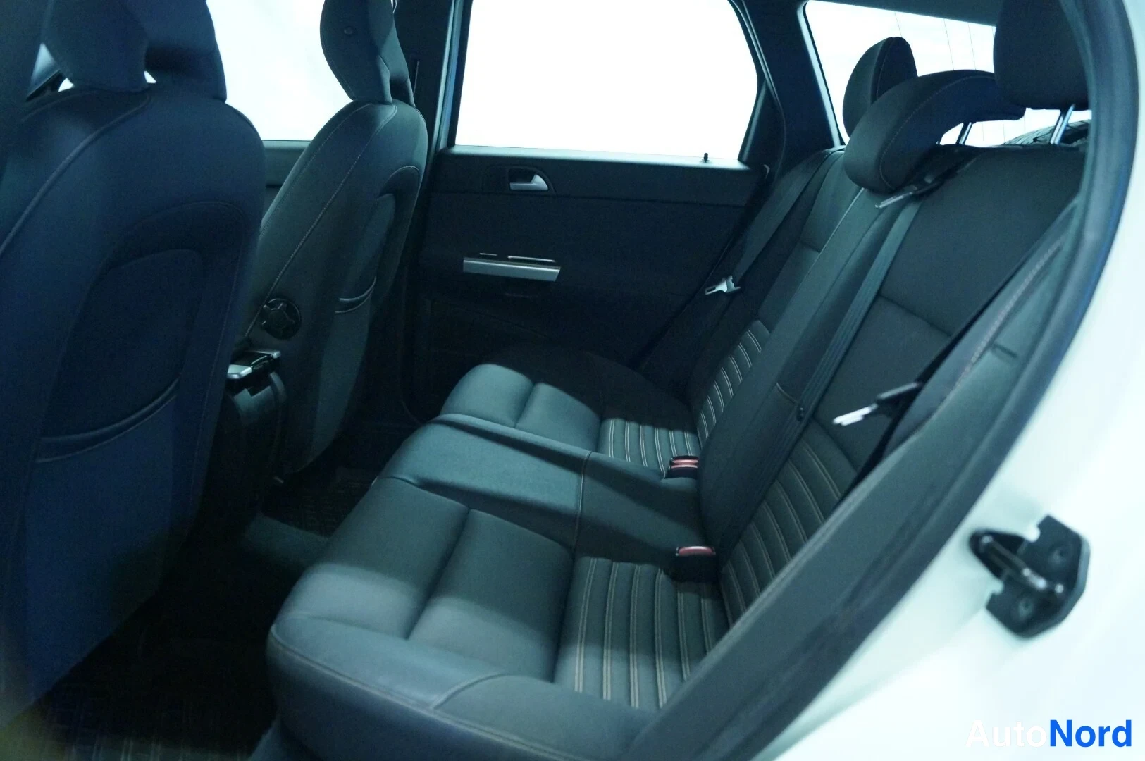 White Volvo V50 2011, rear seats, photo 9