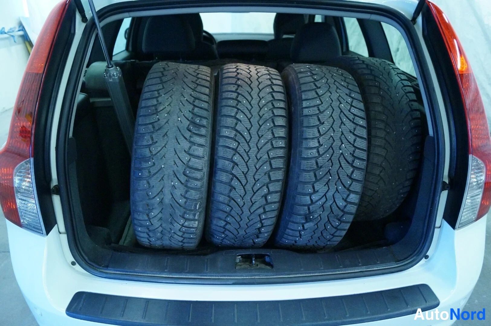 White Volvo V50 2011, boot, photo 10