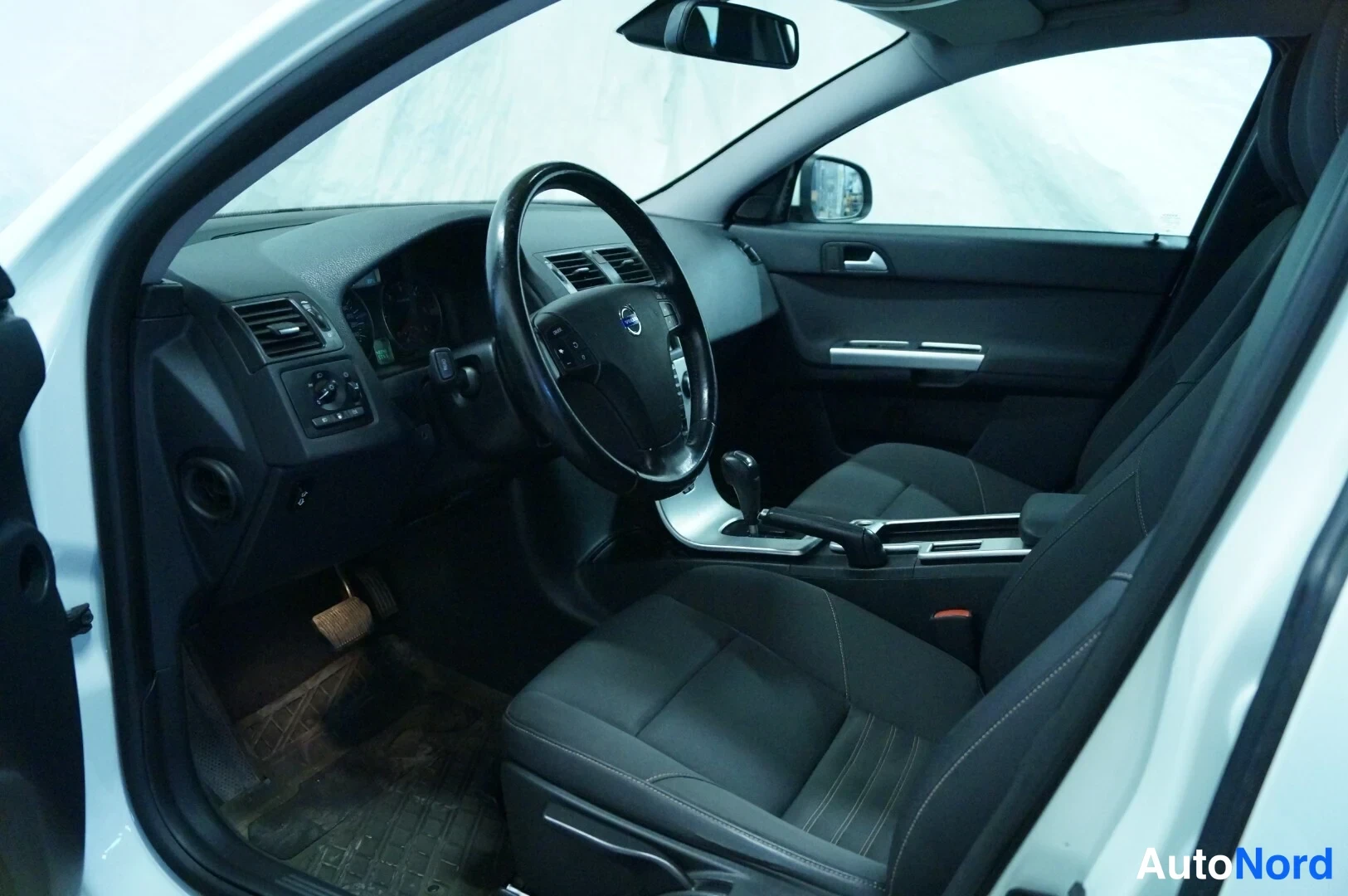 White Volvo V50 2011, cockpit, photo 5