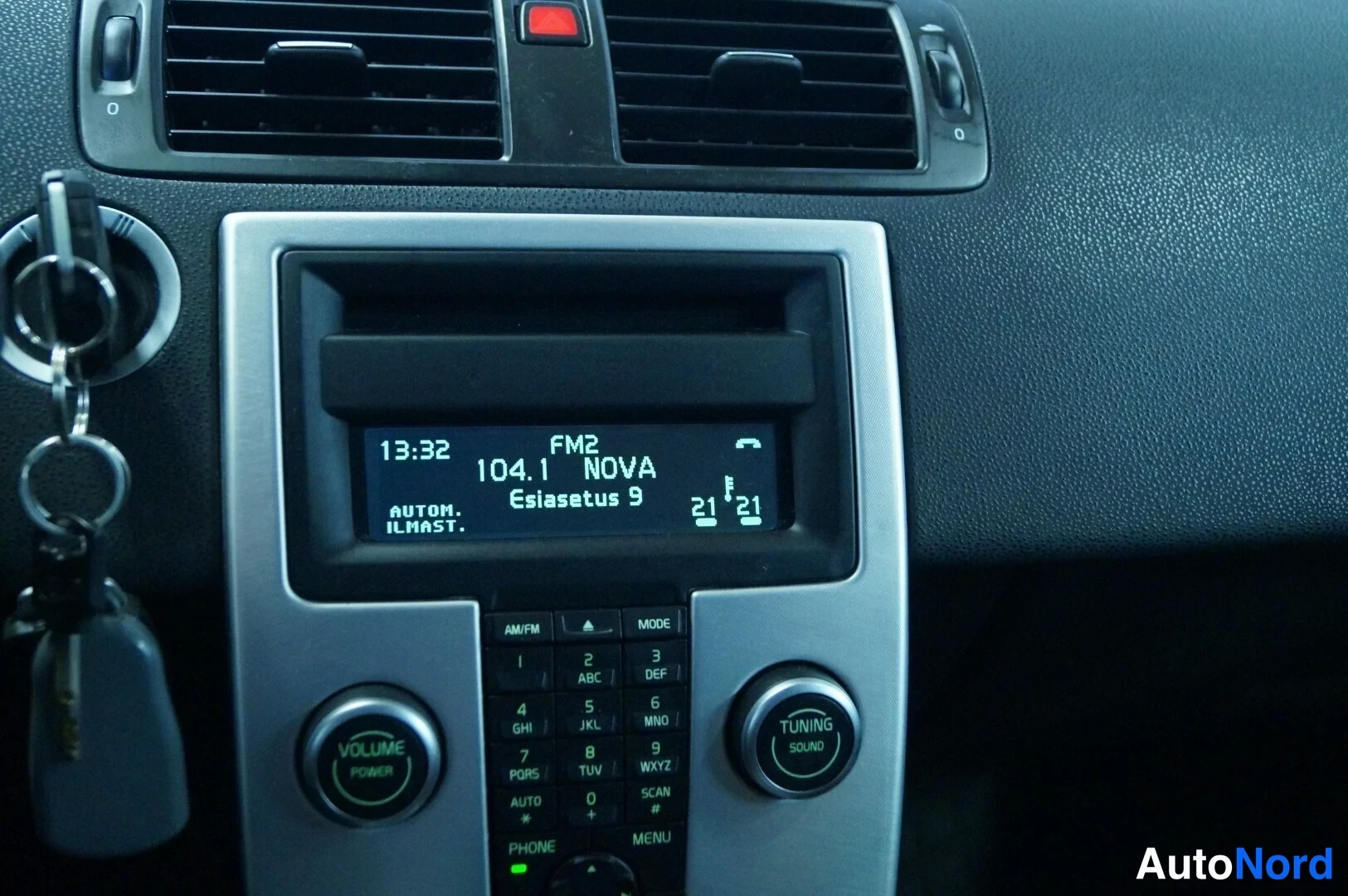 White Volvo V50 2011, detail, photo 11