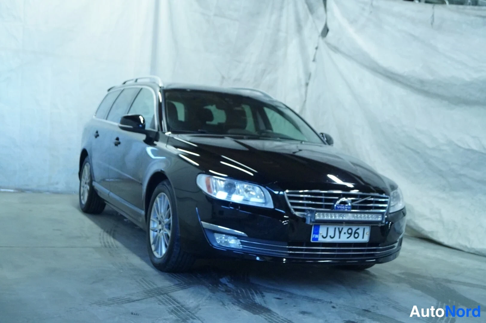 Musta Volvo V70 2016, etuviisto, keula oikealle, kuva 2