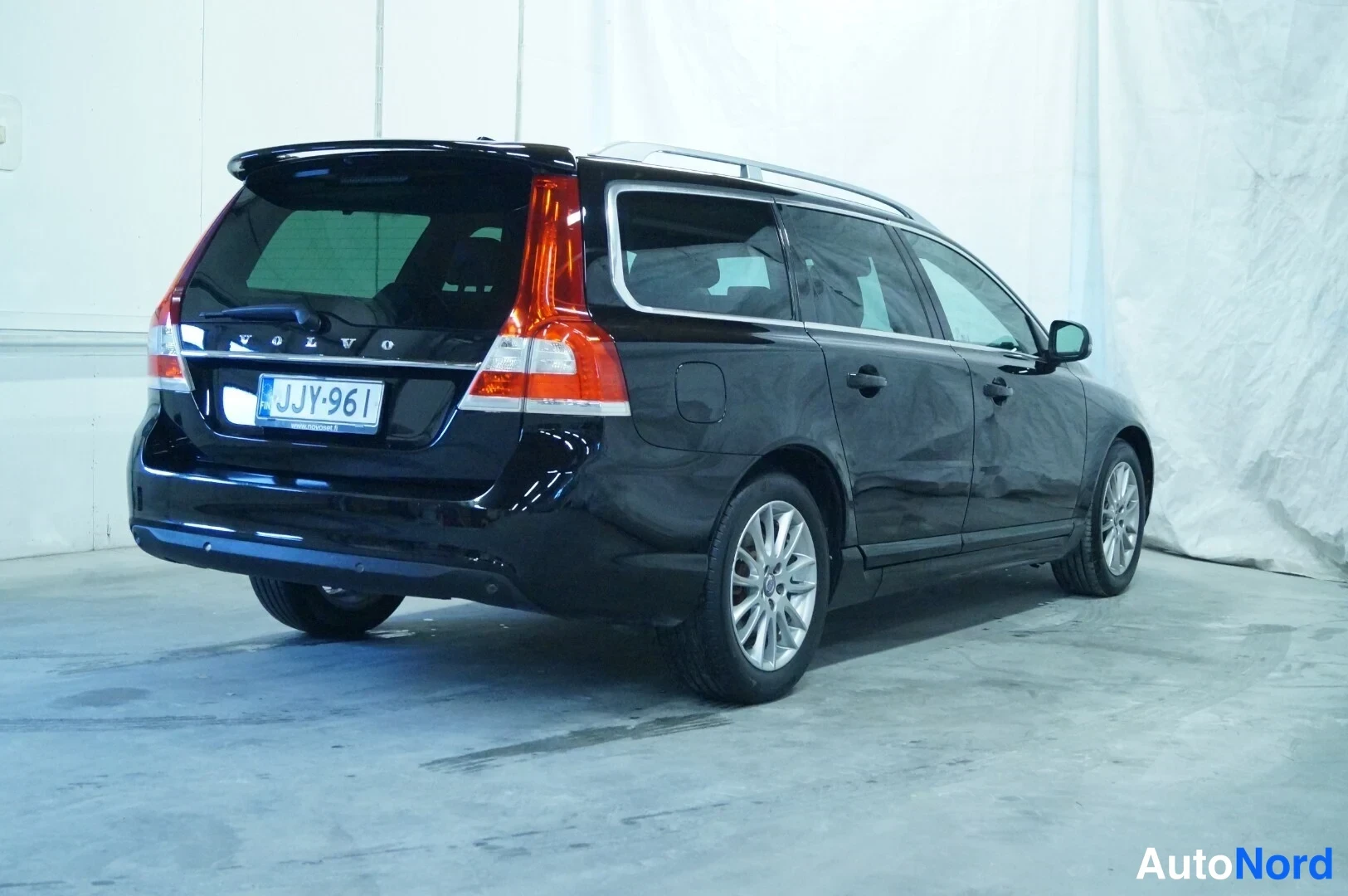 Musta Volvo V70 2016, takaviisto, kuva 3