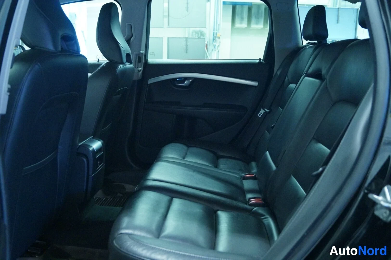 Musta Volvo V70 2016, takaistuimet, kuva 8
