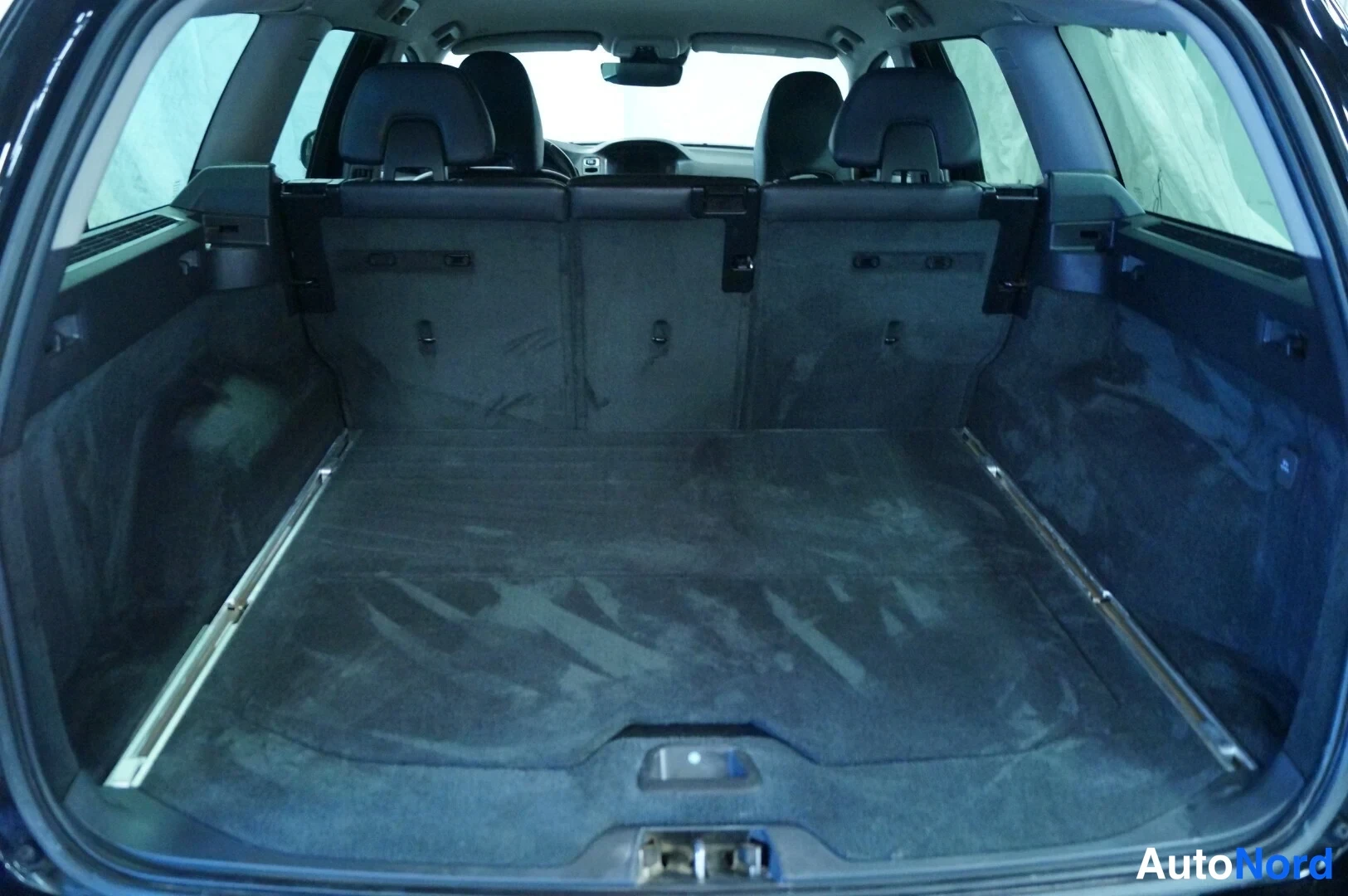 Musta Volvo V70 2016, tavaratila, kuva 9