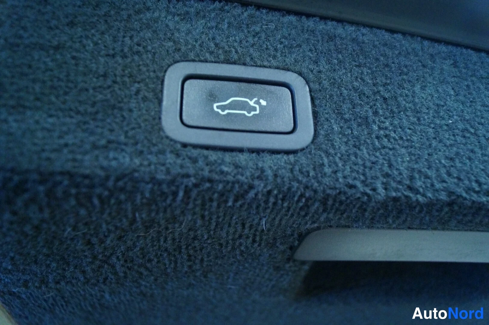 Musta Volvo V70 2016, yksityiskohta, kuva 14