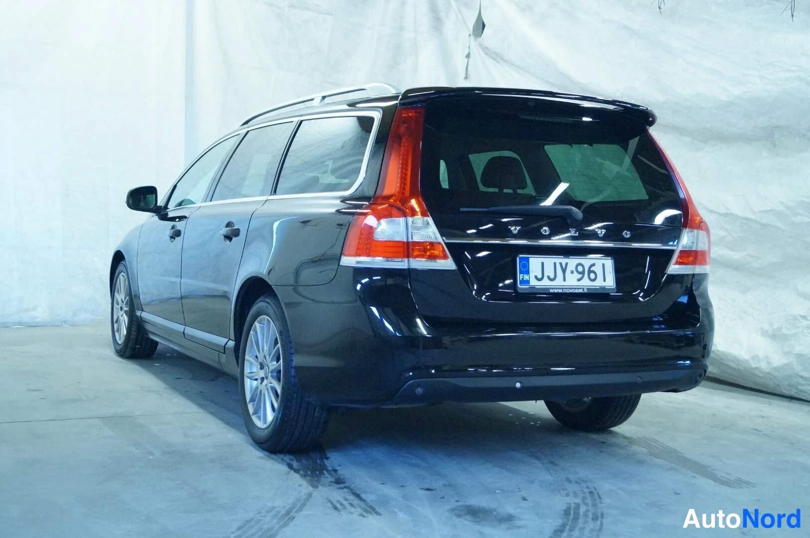 Musta Volvo V70 2016, takaviisto, kuva 4