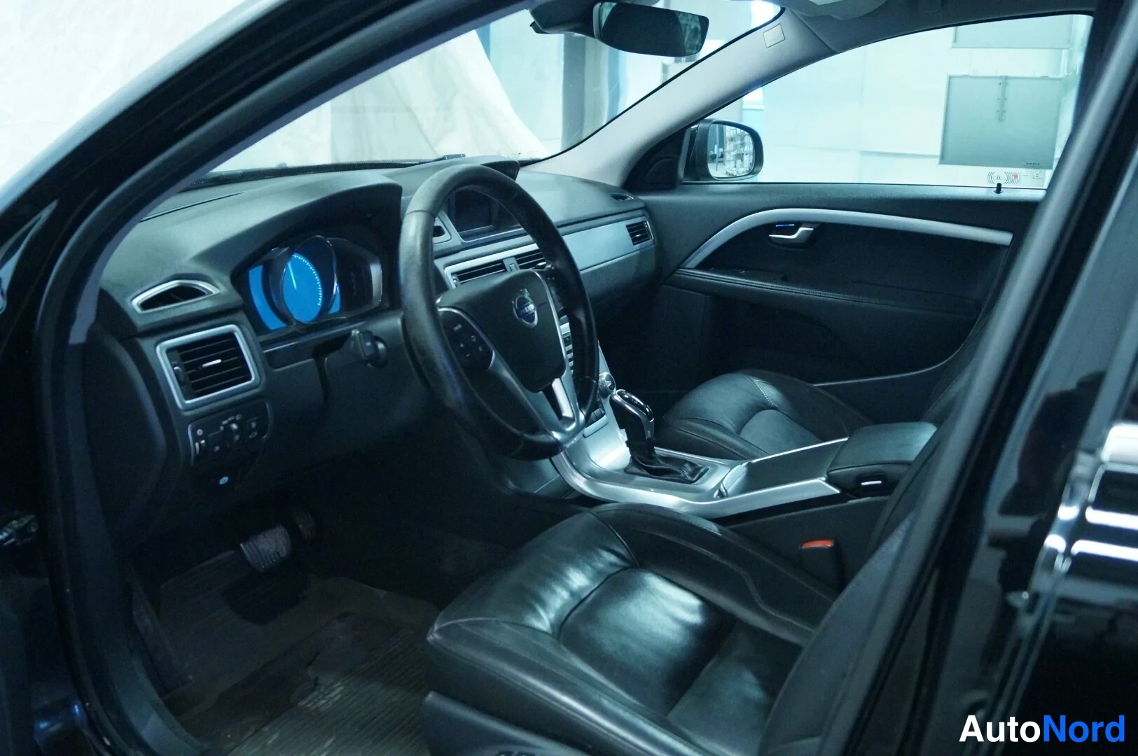 Musta Volvo V70 2016, ohjaamo, kuva 5