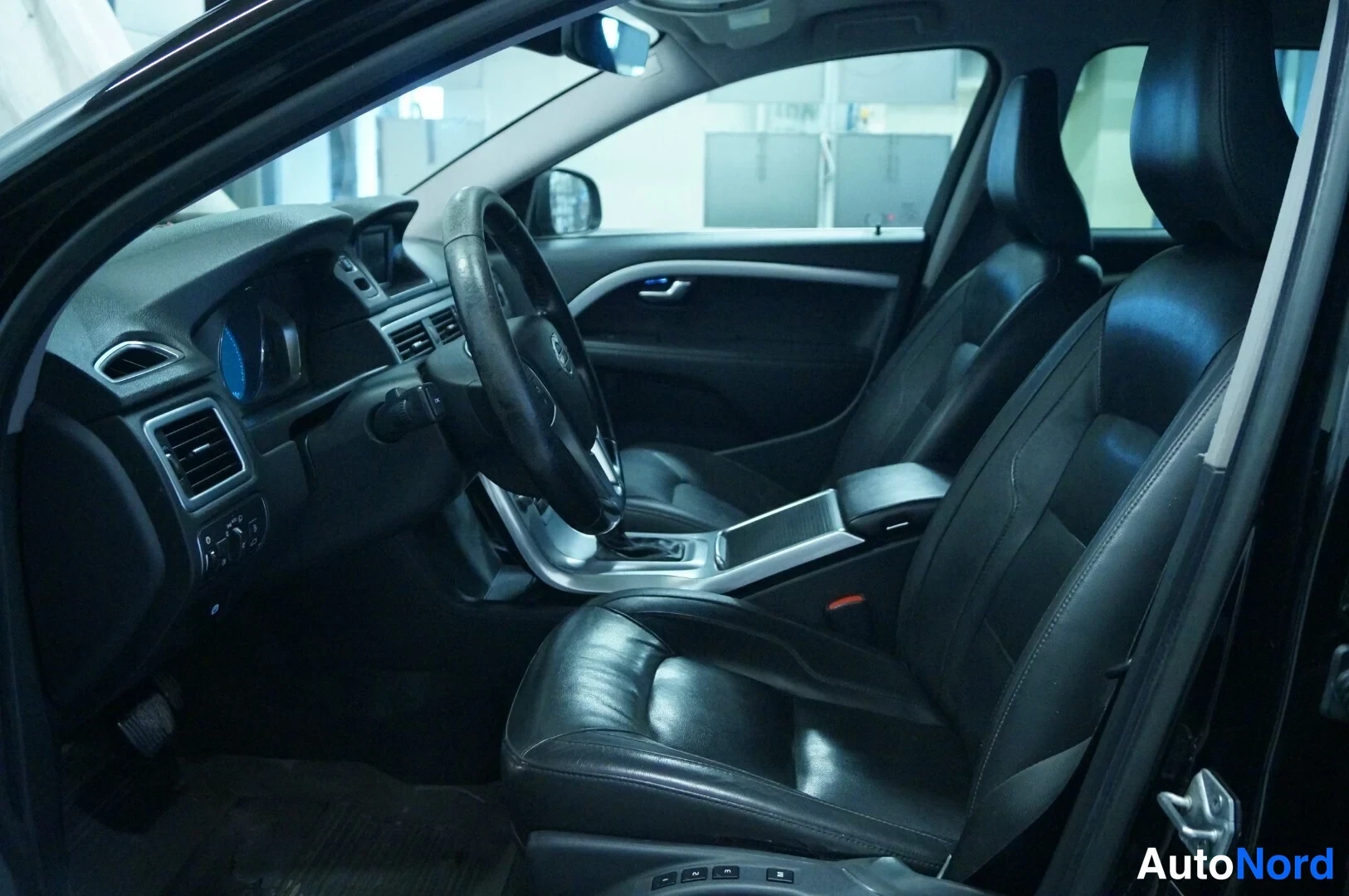 Musta Volvo V70 2016, etuistuimet, kuva 7