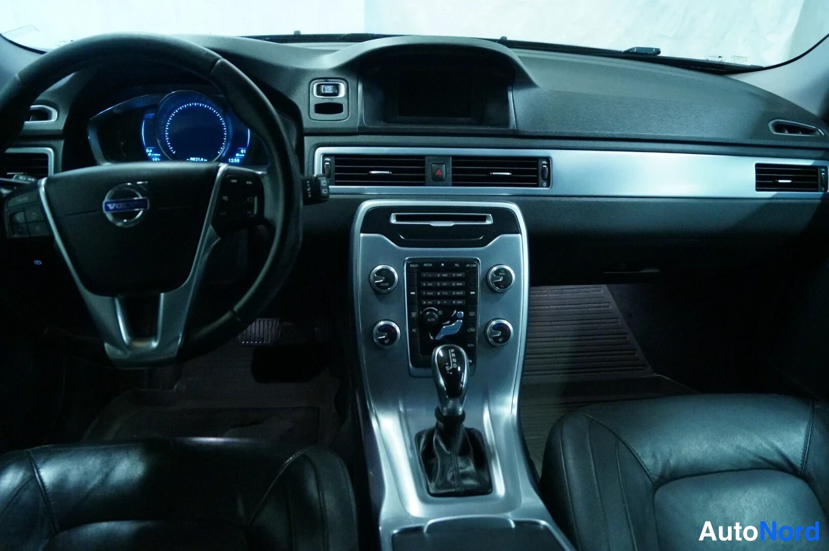Musta Volvo V70 2016, ohjaamo, kuva 6