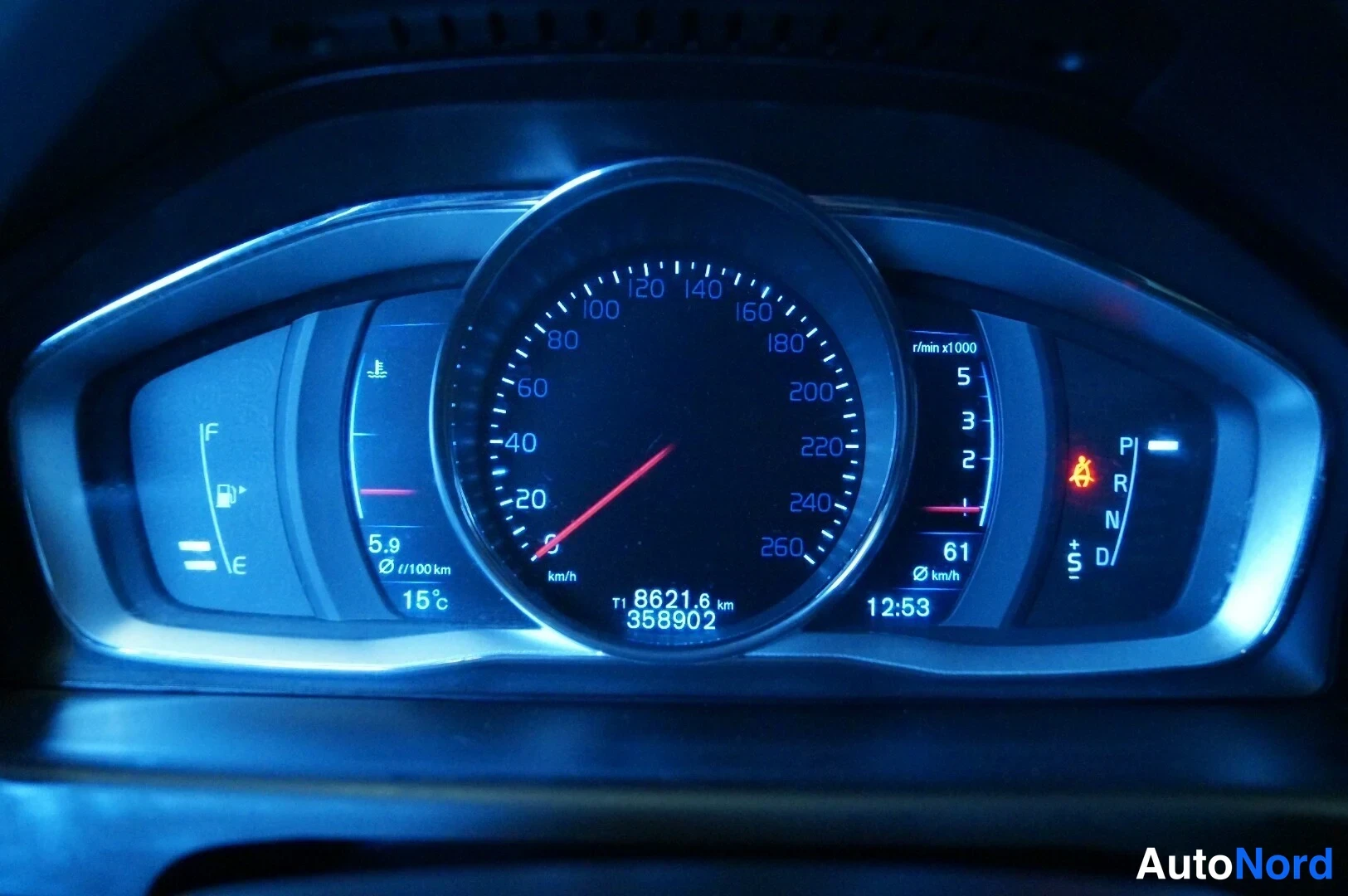 Musta Volvo V70 2016, yksityiskohta, kuva 11