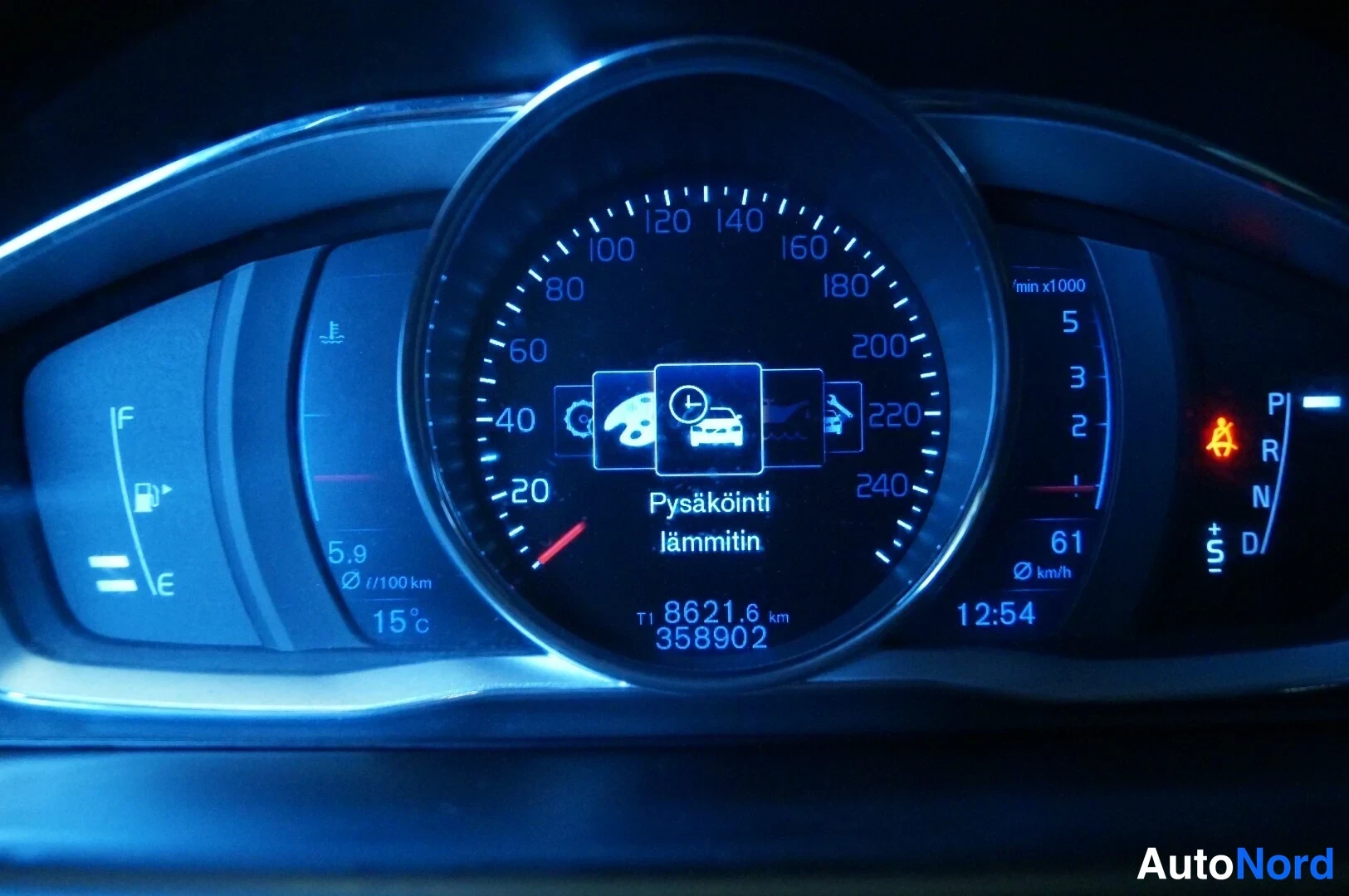 Musta Volvo V70 2016, yksityiskohta, kuva 12