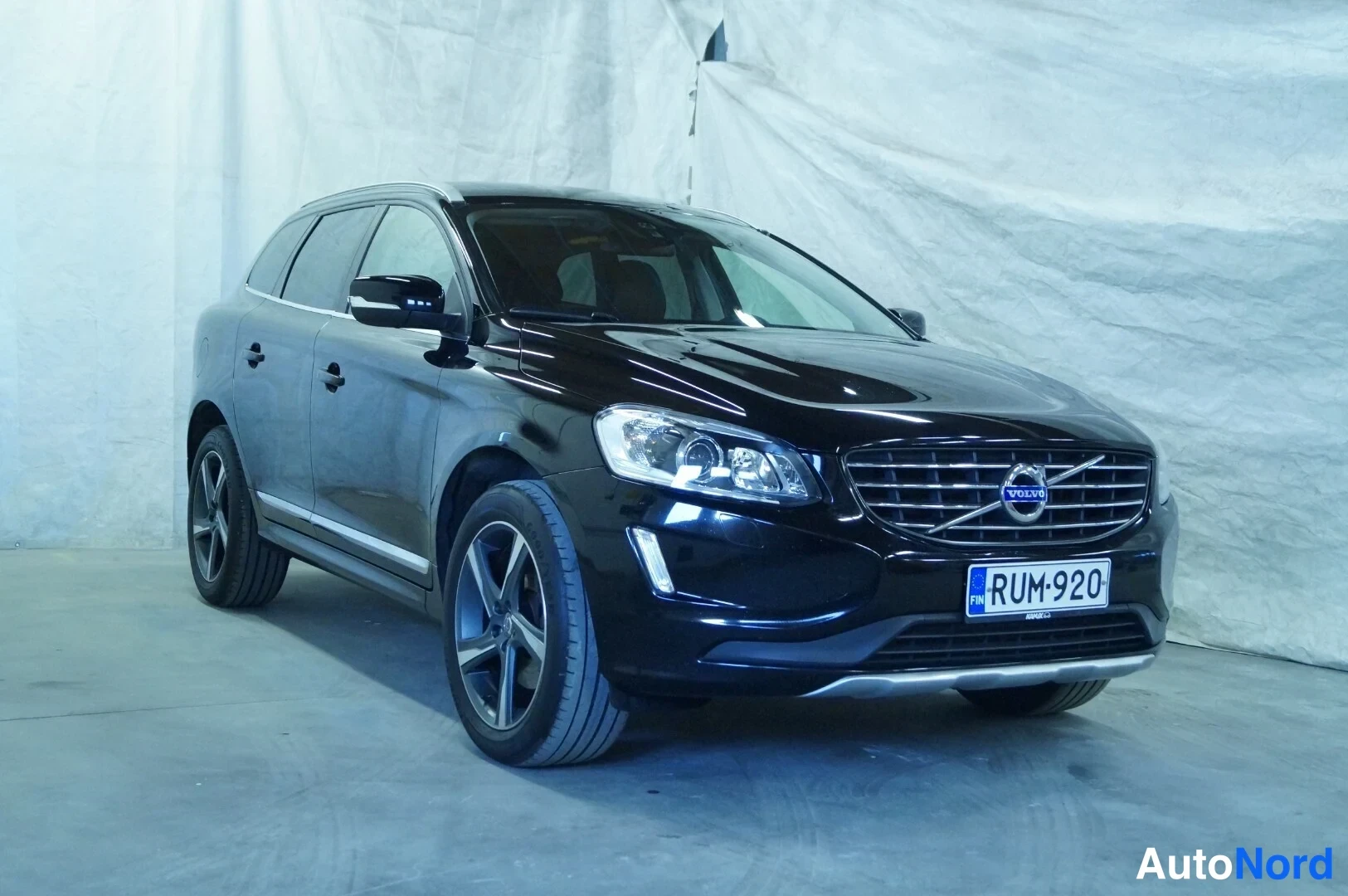 Musta Volvo XC60 2014, etuviisto, keula oikealle, kuva 2