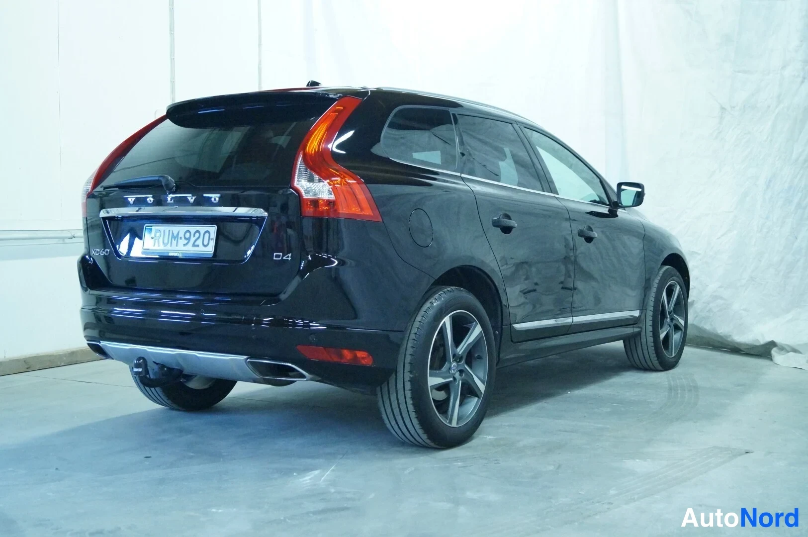 Musta Volvo XC60 2014, takaviisto, kuva 3