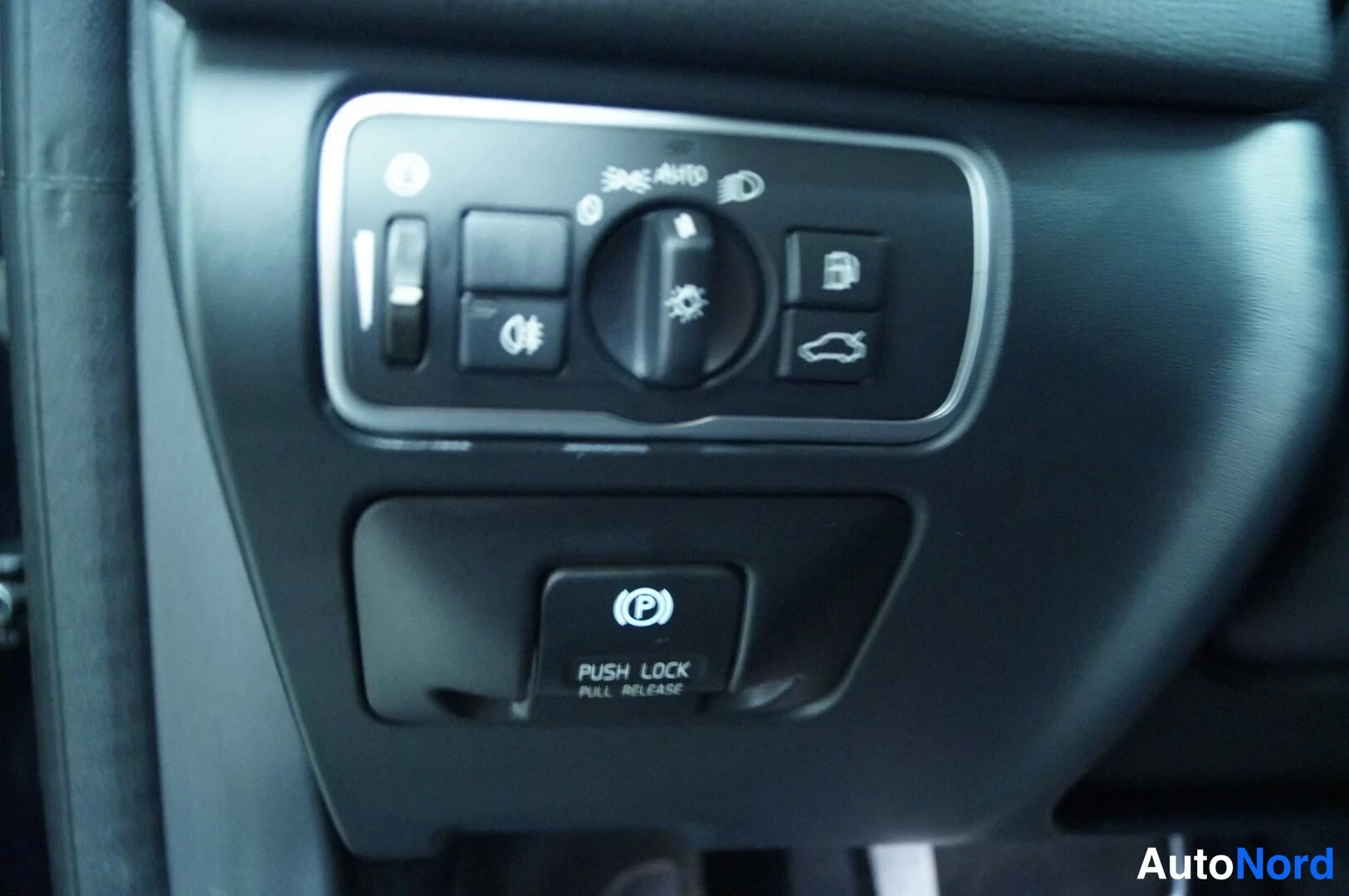 Musta Volvo XC60 2014, yksityiskohta, kuva 13