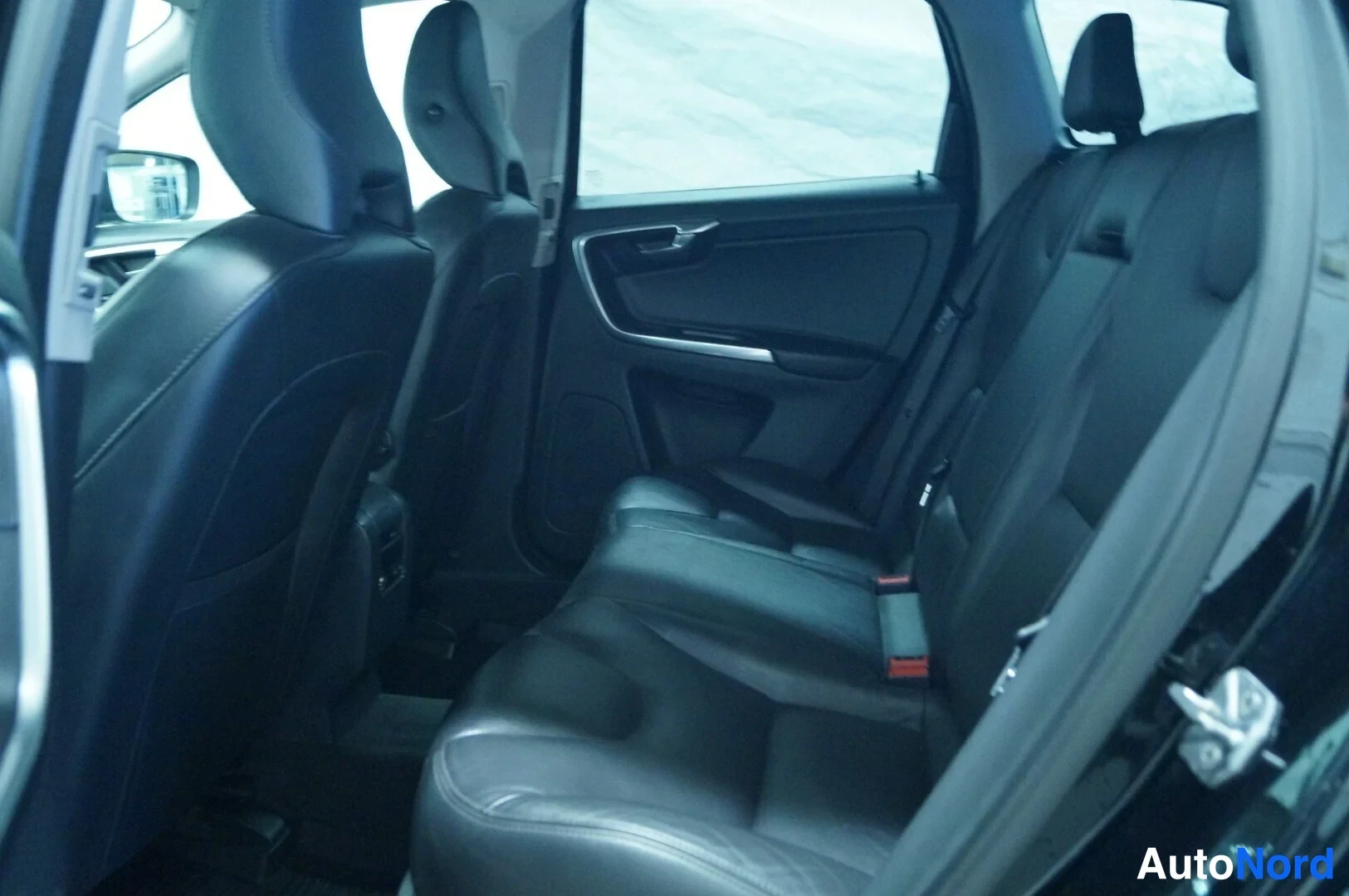 Musta Volvo XC60 2014, takaistuimet, kuva 8