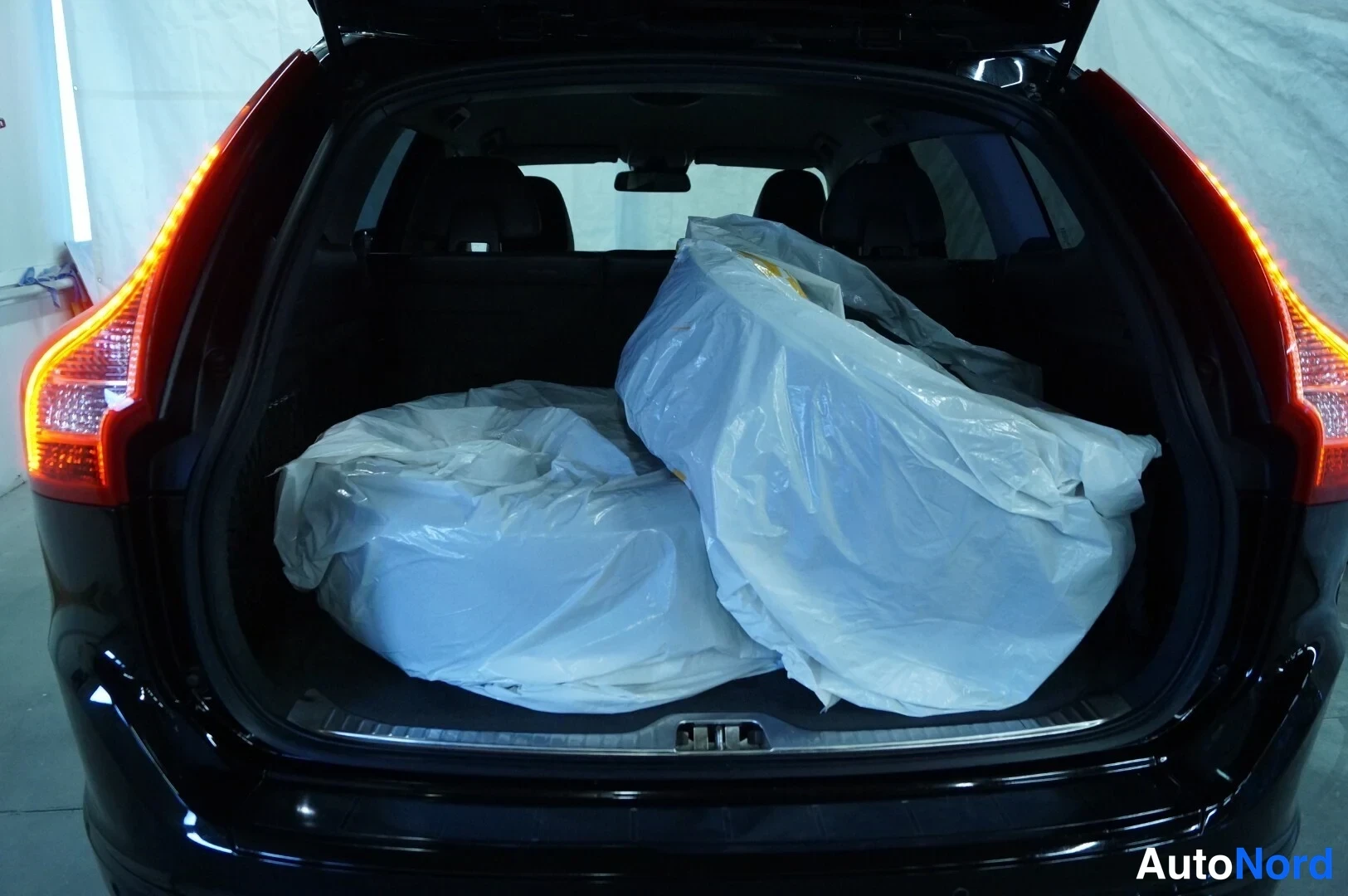 Musta Volvo XC60 2014, tavaratila, kuva 9