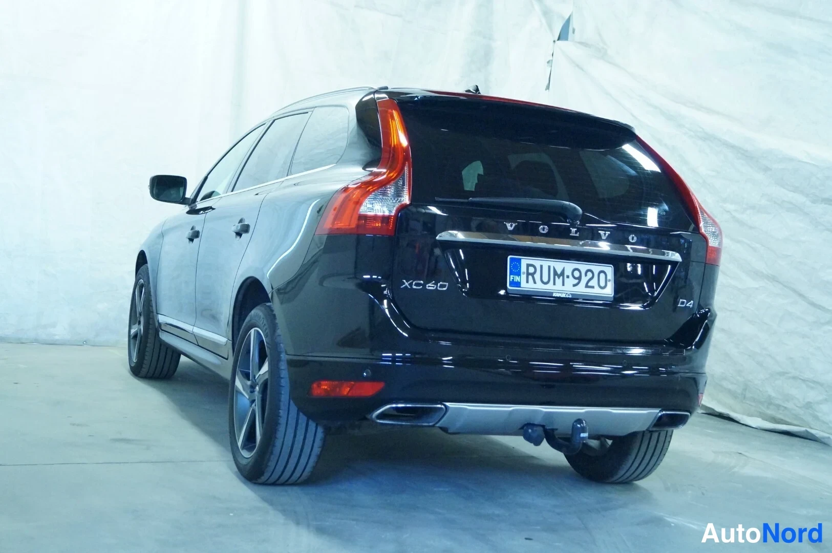 Musta Volvo XC60 2014, takaviisto, kuva 4