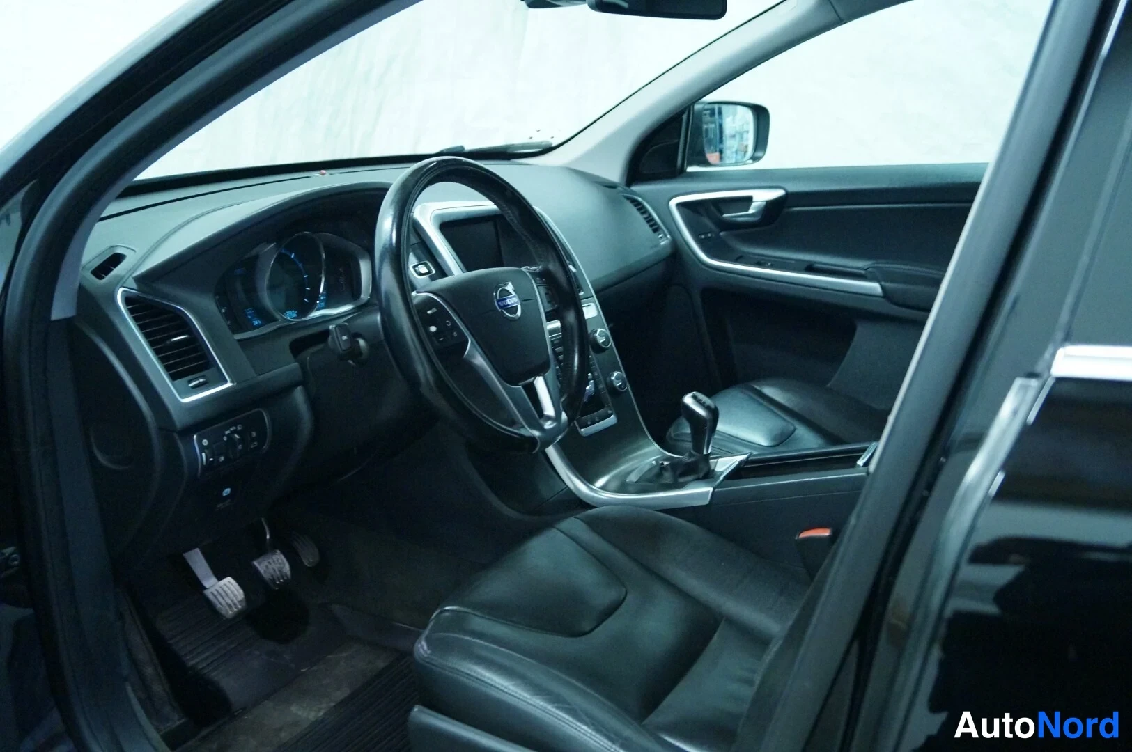 Musta Volvo XC60 2014, ohjaamo, kuva 5