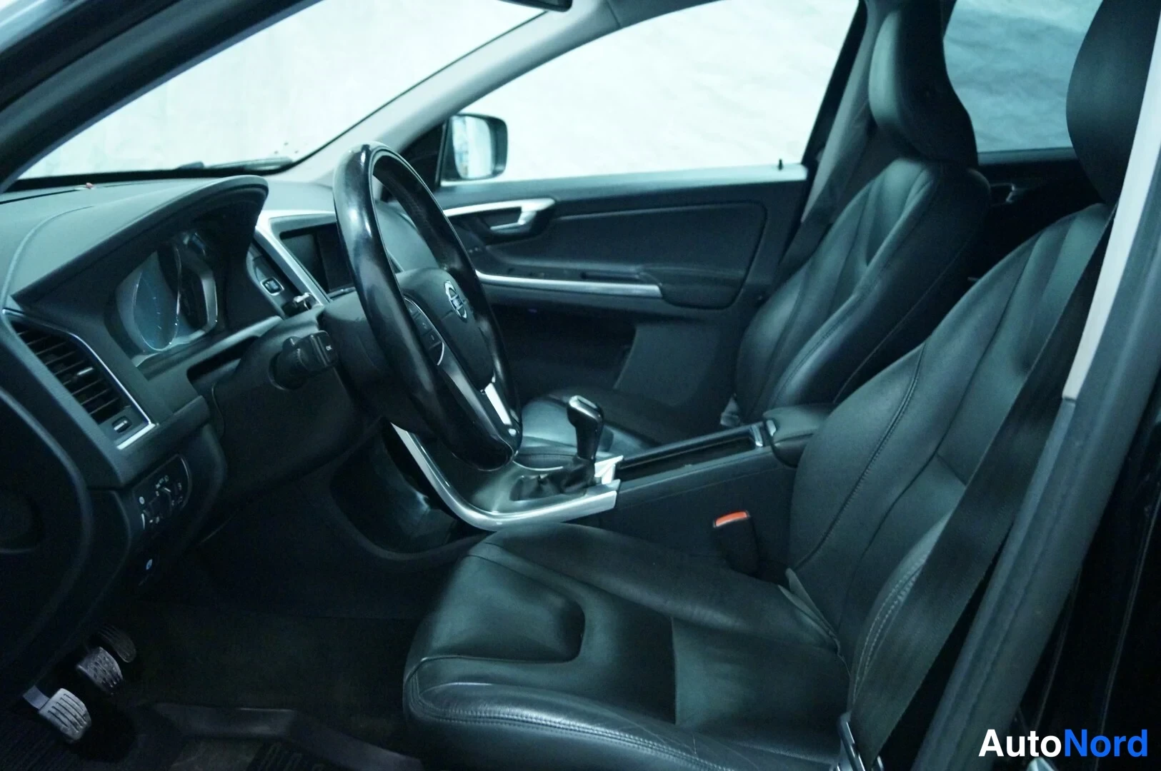 Musta Volvo XC60 2014, etuistuimet, kuva 7