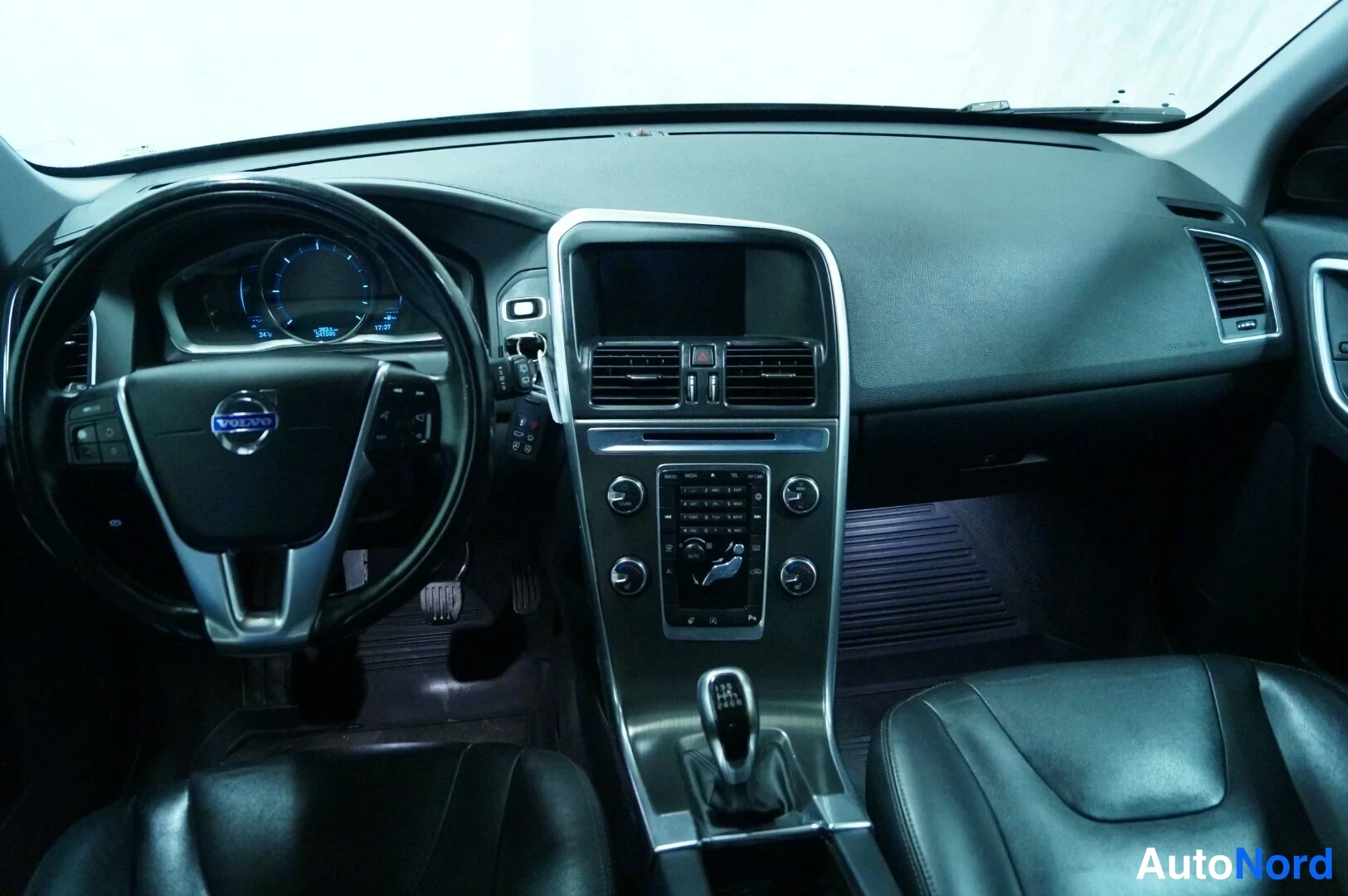 Musta Volvo XC60 2014, ohjaamo, kuva 6