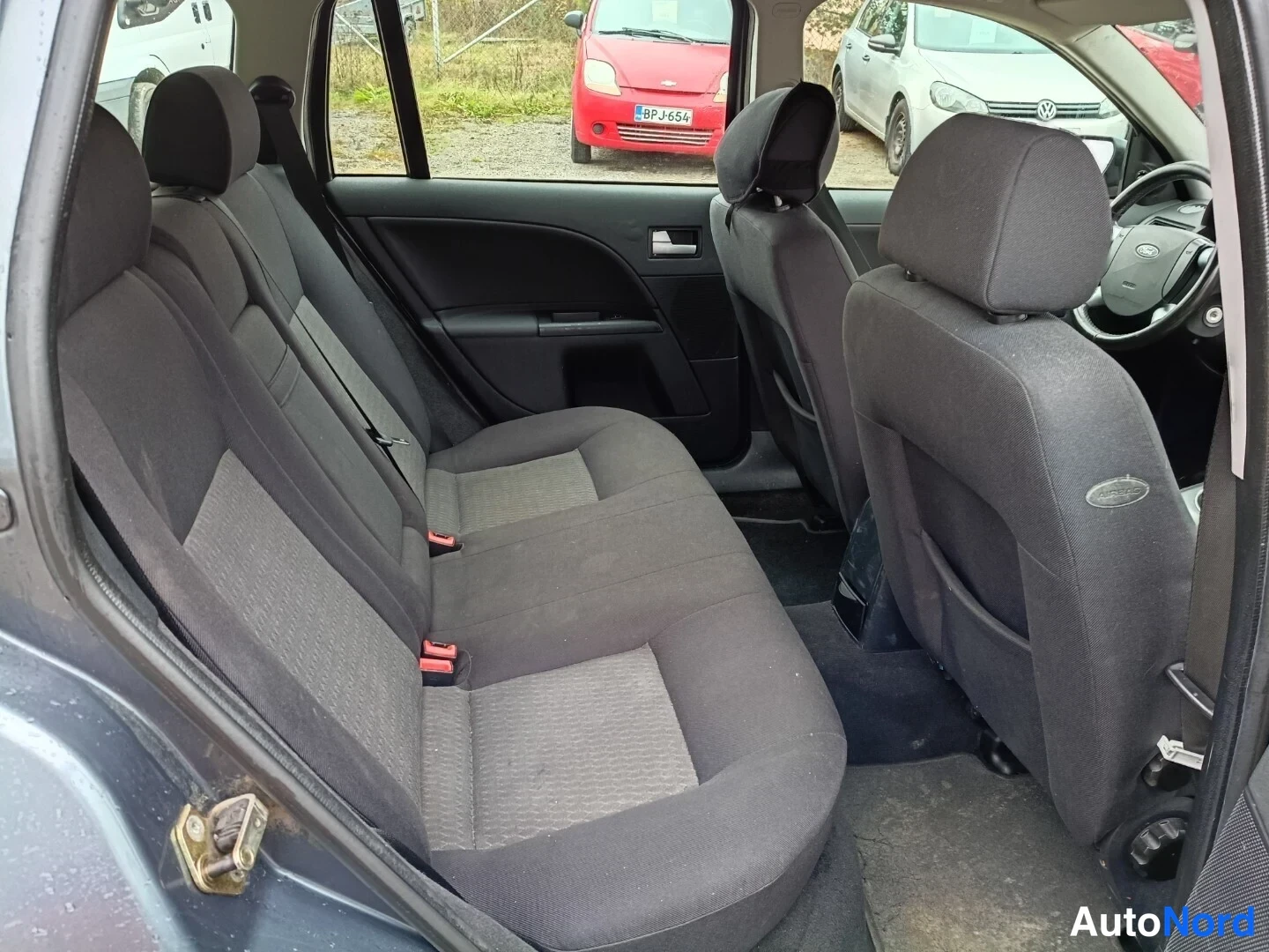 Harmaa Ford Mondeo 2002, takaistuimet, kuva 9