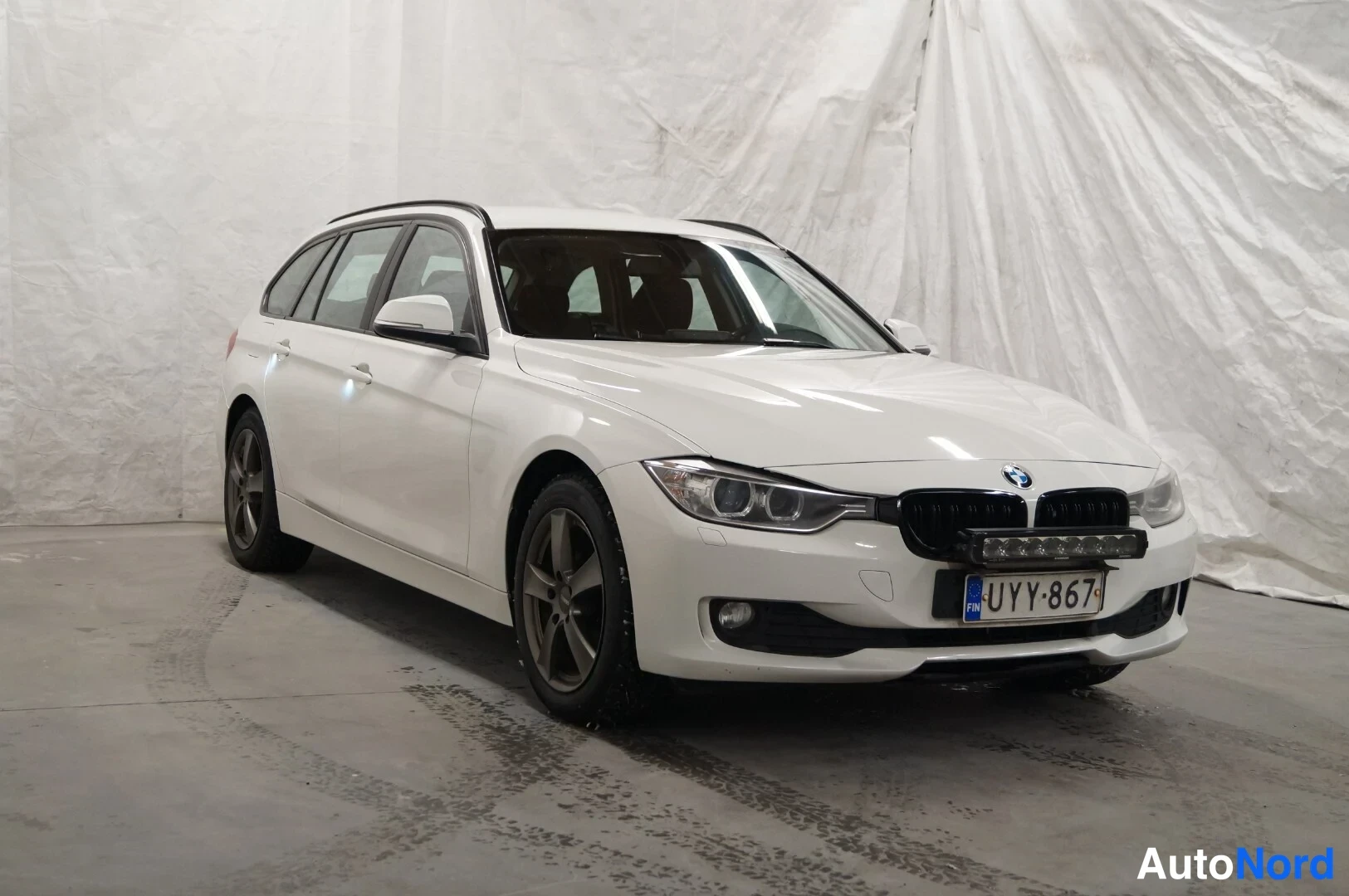 Valkoinen BMW 320d xDrive 2015, etuviisto, keula oikealle, kuva 2