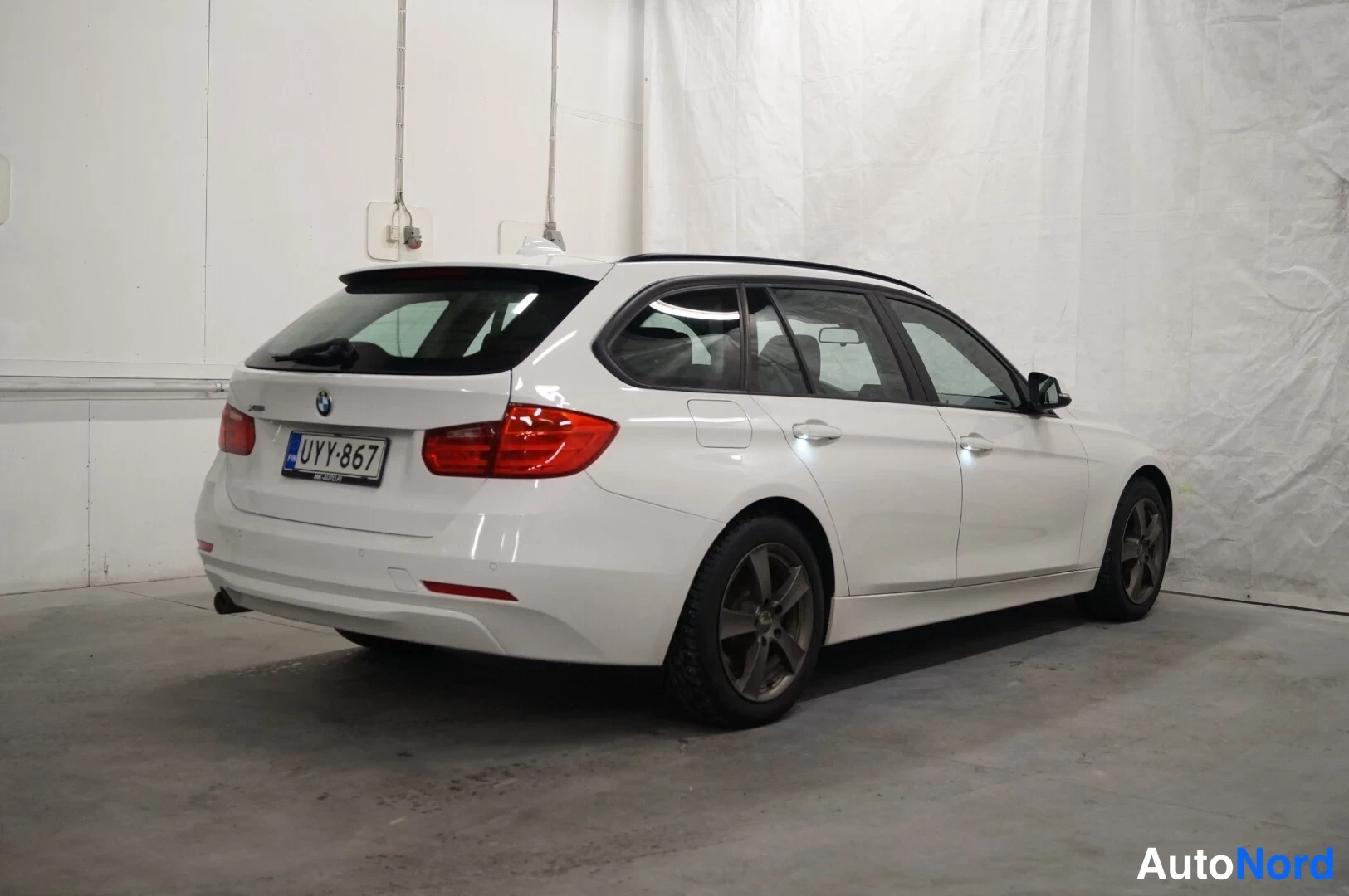 Valkoinen BMW 320d xDrive 2015, takaviisto, kuva 3