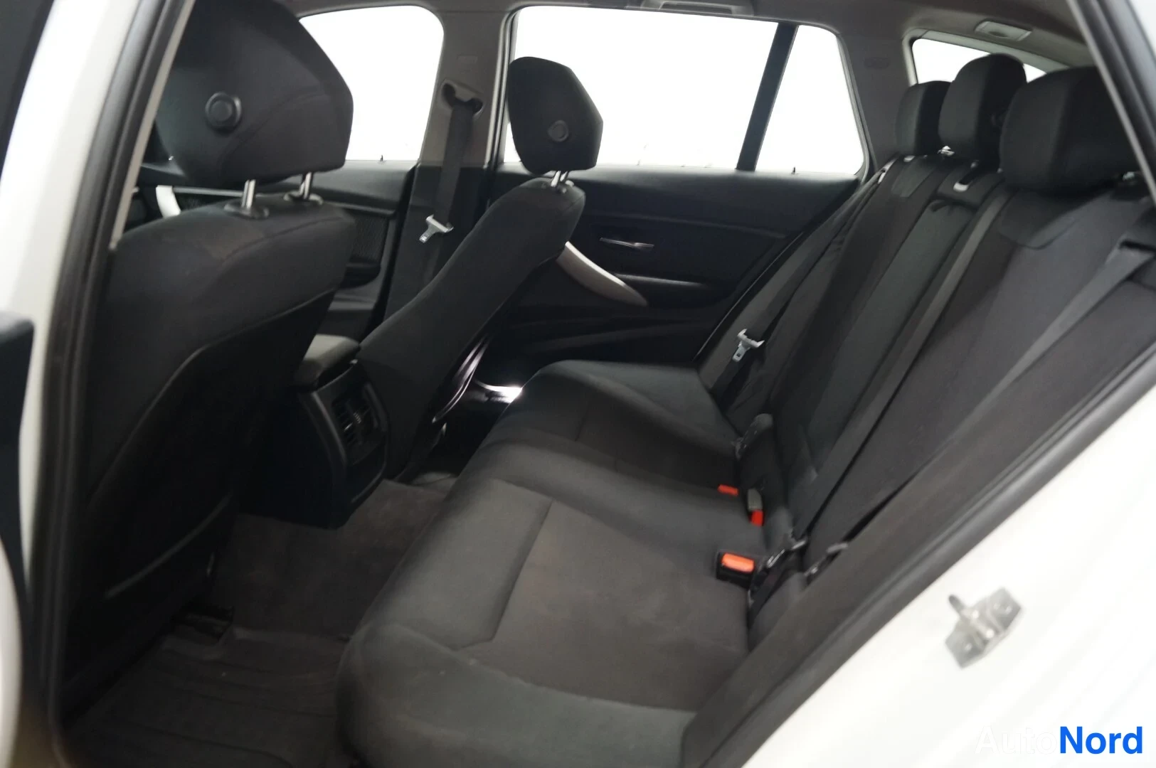 Valkoinen BMW 320d xDrive 2015, takaistuimet, kuva 9