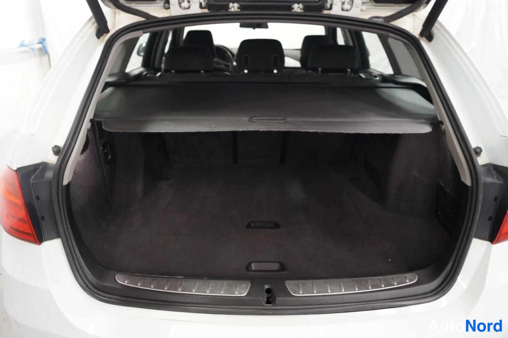 Valkoinen BMW 320d xDrive 2015, tavaratila, kuva 10