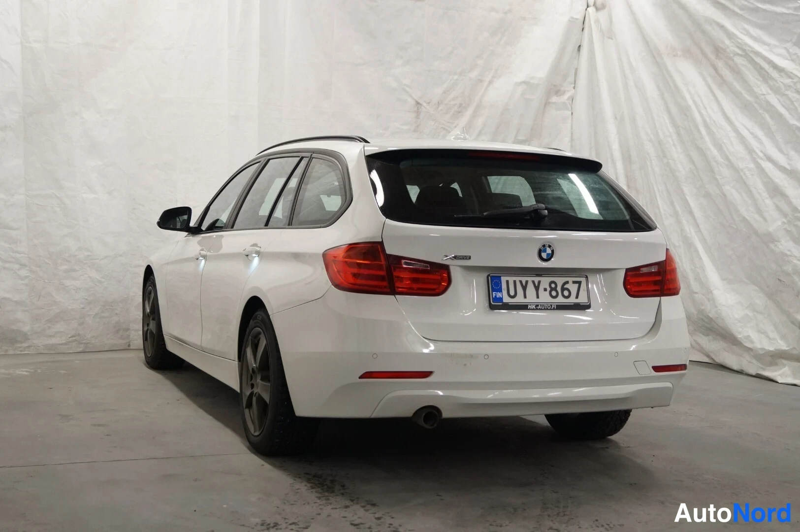 Valkoinen BMW 320d xDrive 2015, takaviisto, kuva 4
