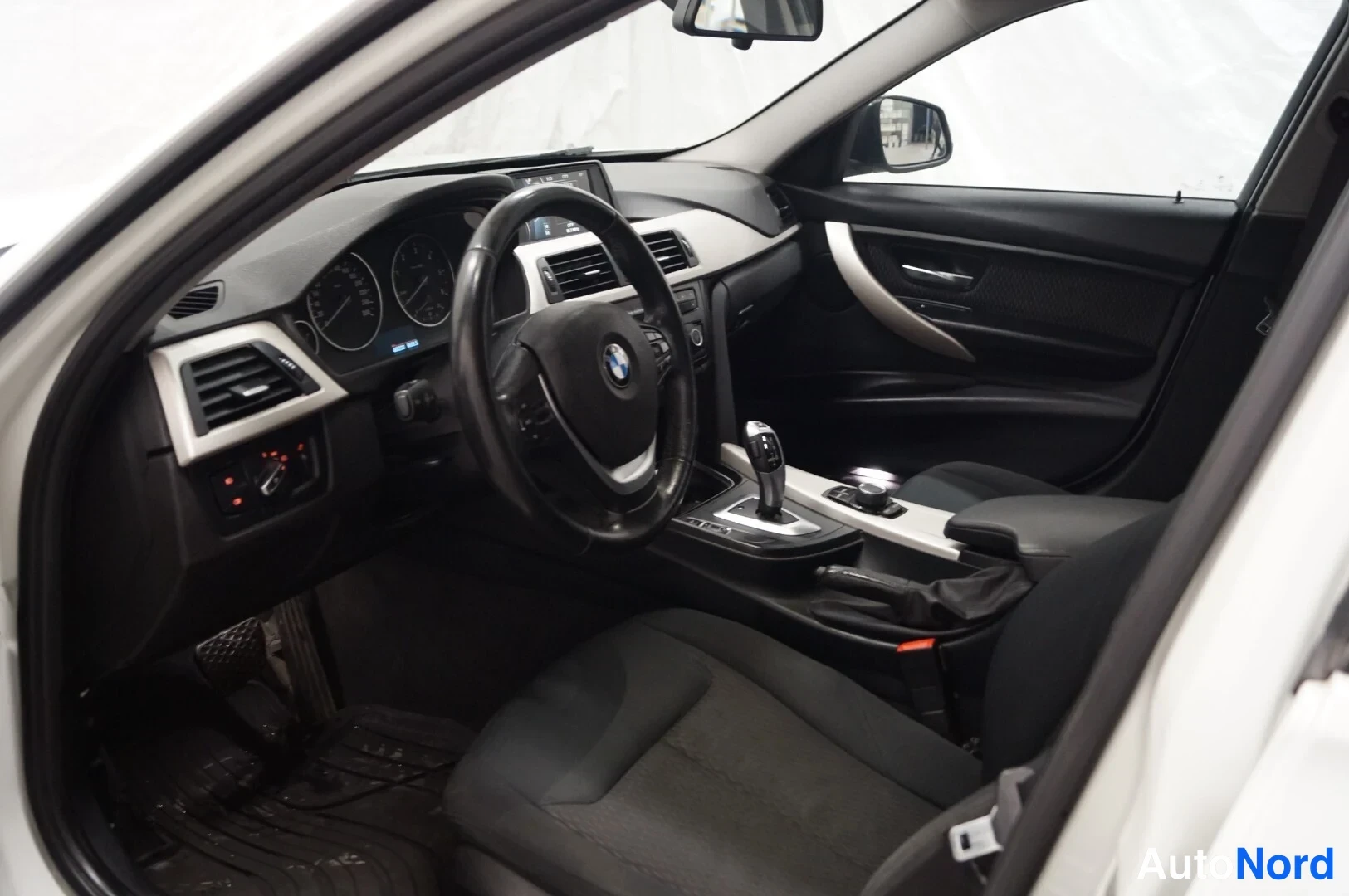 Valkoinen BMW 320d xDrive 2015, ohjaamo, kuva 5
