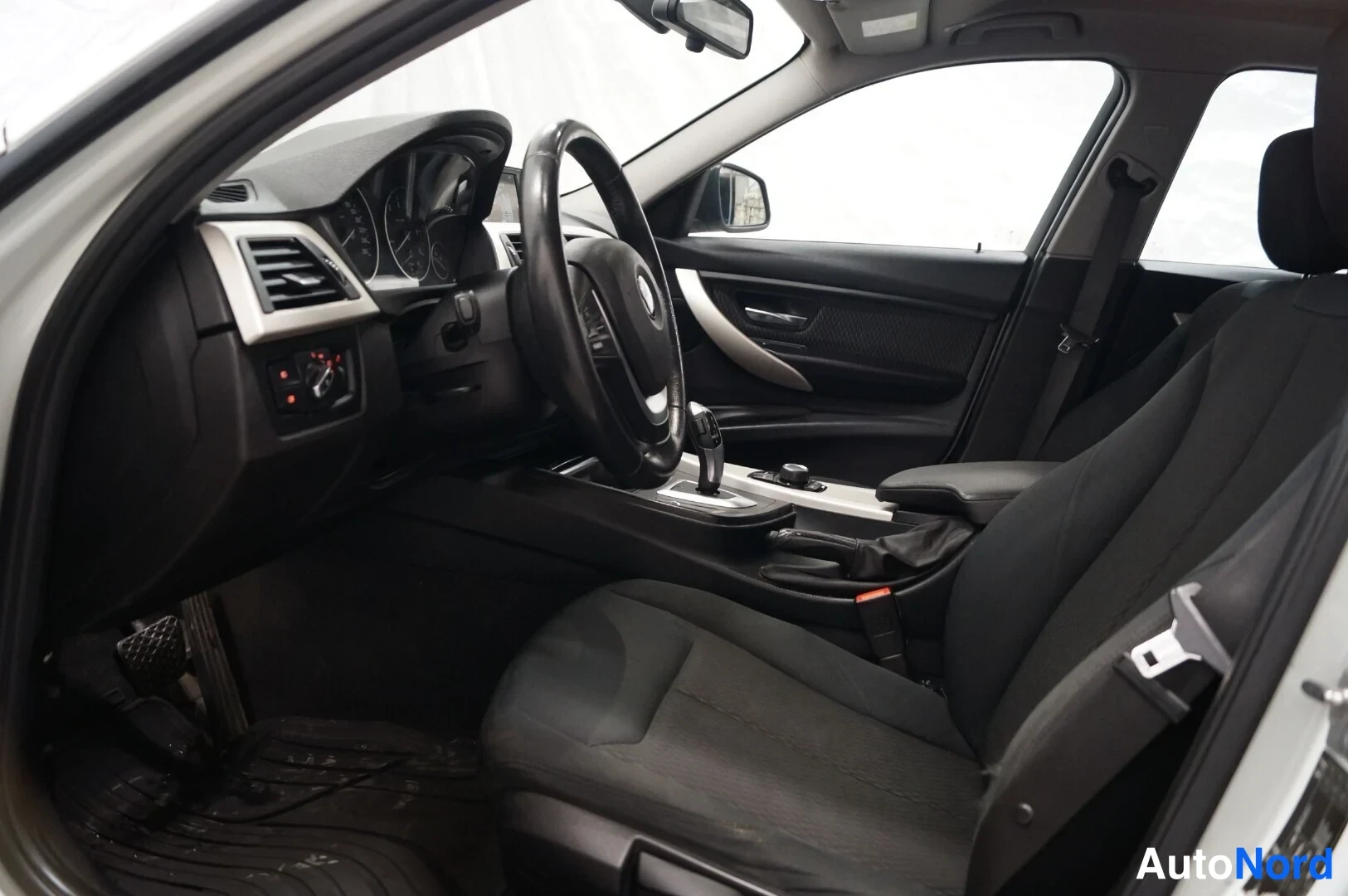 Valkoinen BMW 320d xDrive 2015, ohjaamo, kuva 6