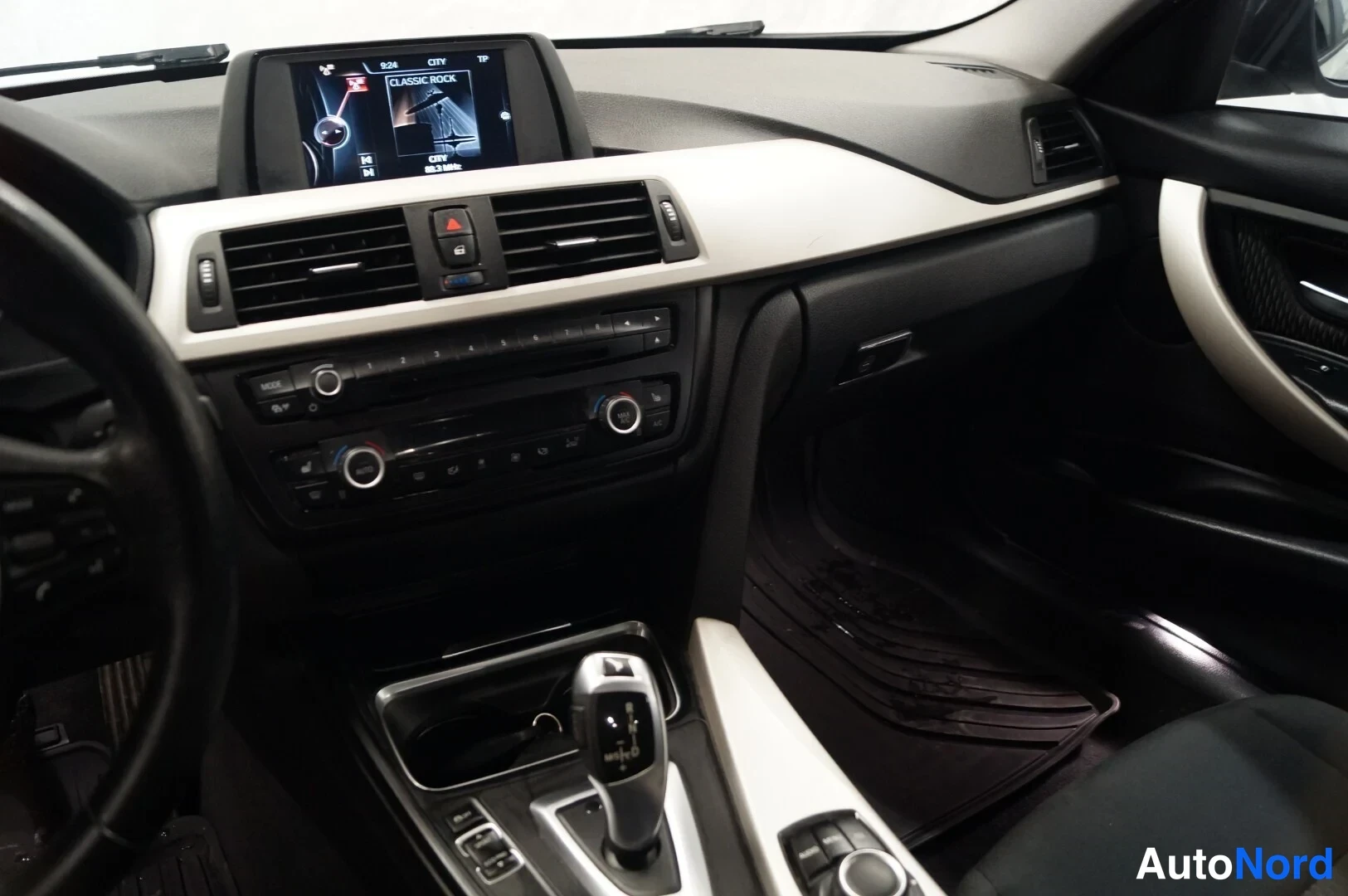 Valkoinen BMW 320d xDrive 2015, ohjaamo, kuva 7