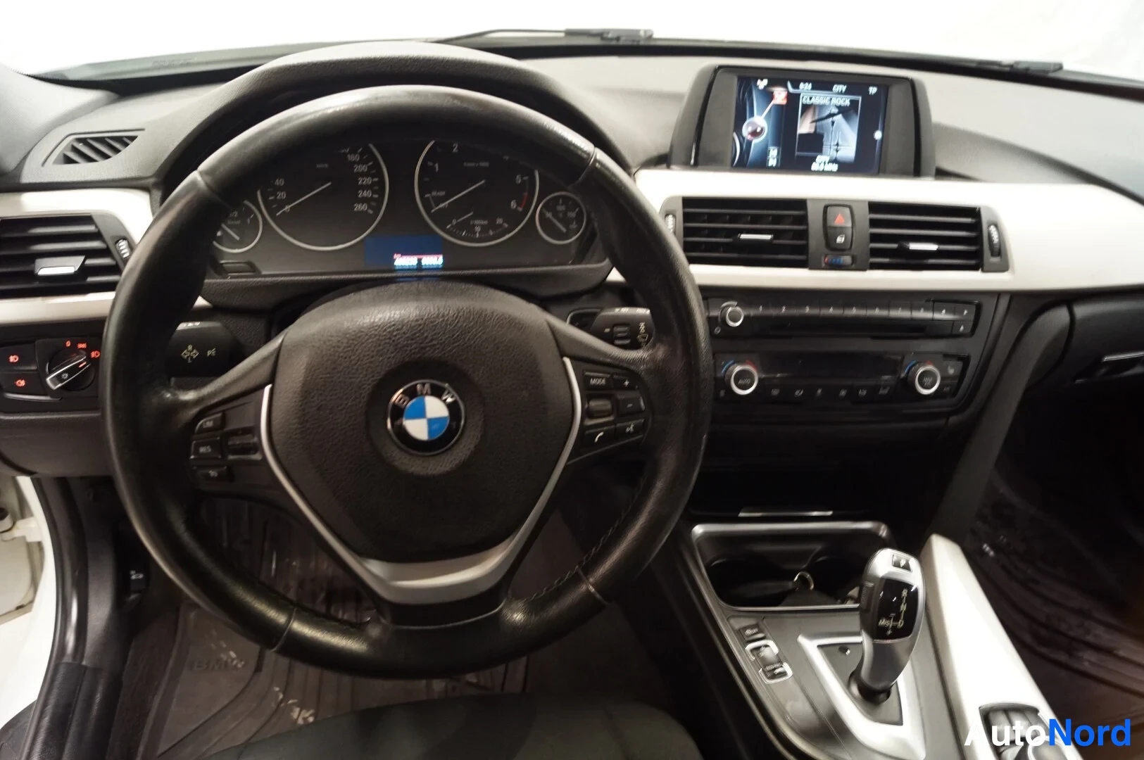 Valkoinen BMW 320d xDrive 2015, ohjaamo, kuva 8