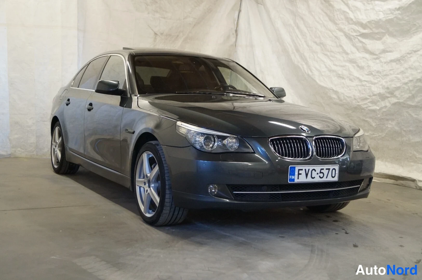 Grey BMW 525i xDrive 2009, front three-quarter, nose to the right, photo 2