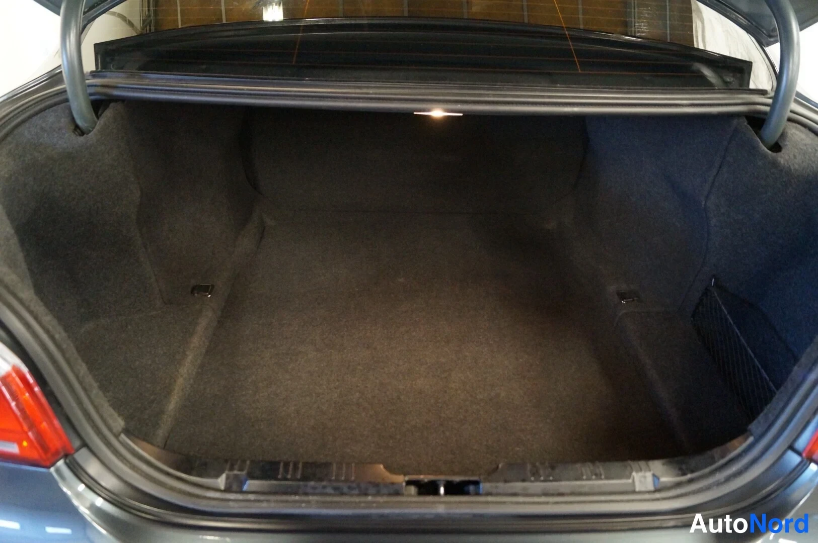 Grey BMW 525i xDrive 2009, boot, photo 11