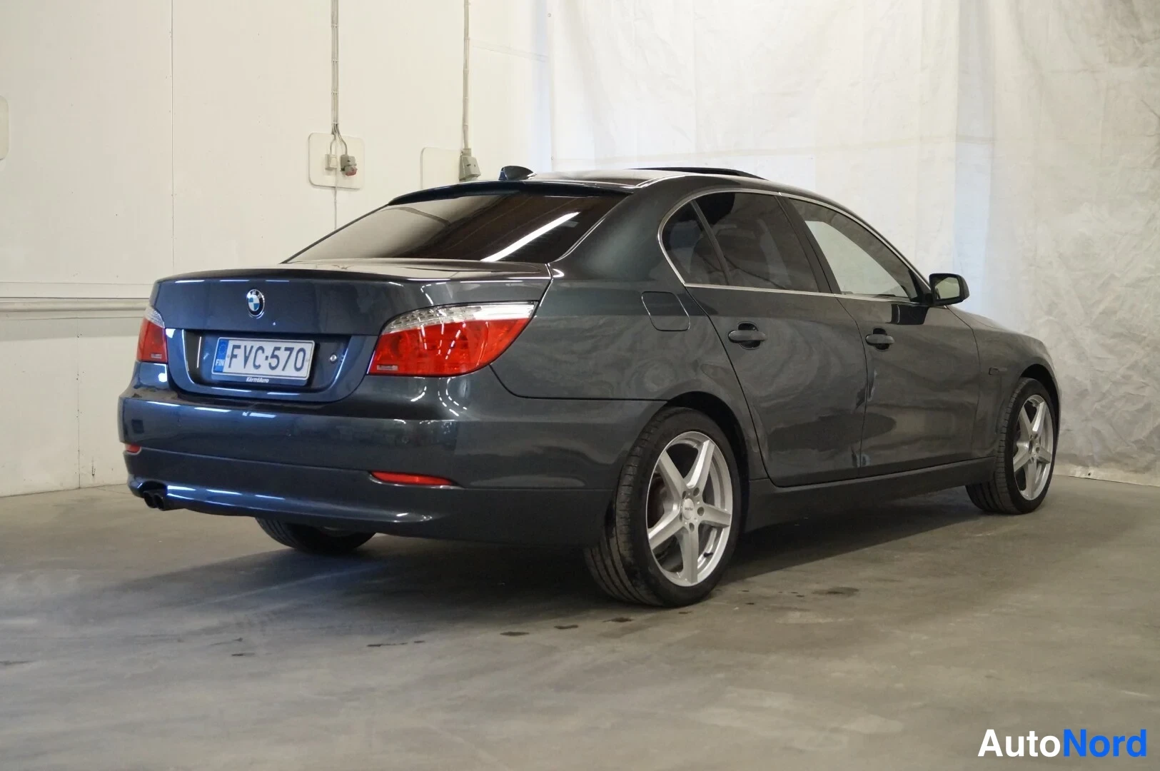 Grey BMW 525i xDrive 2009, rear three-quarter, photo 3