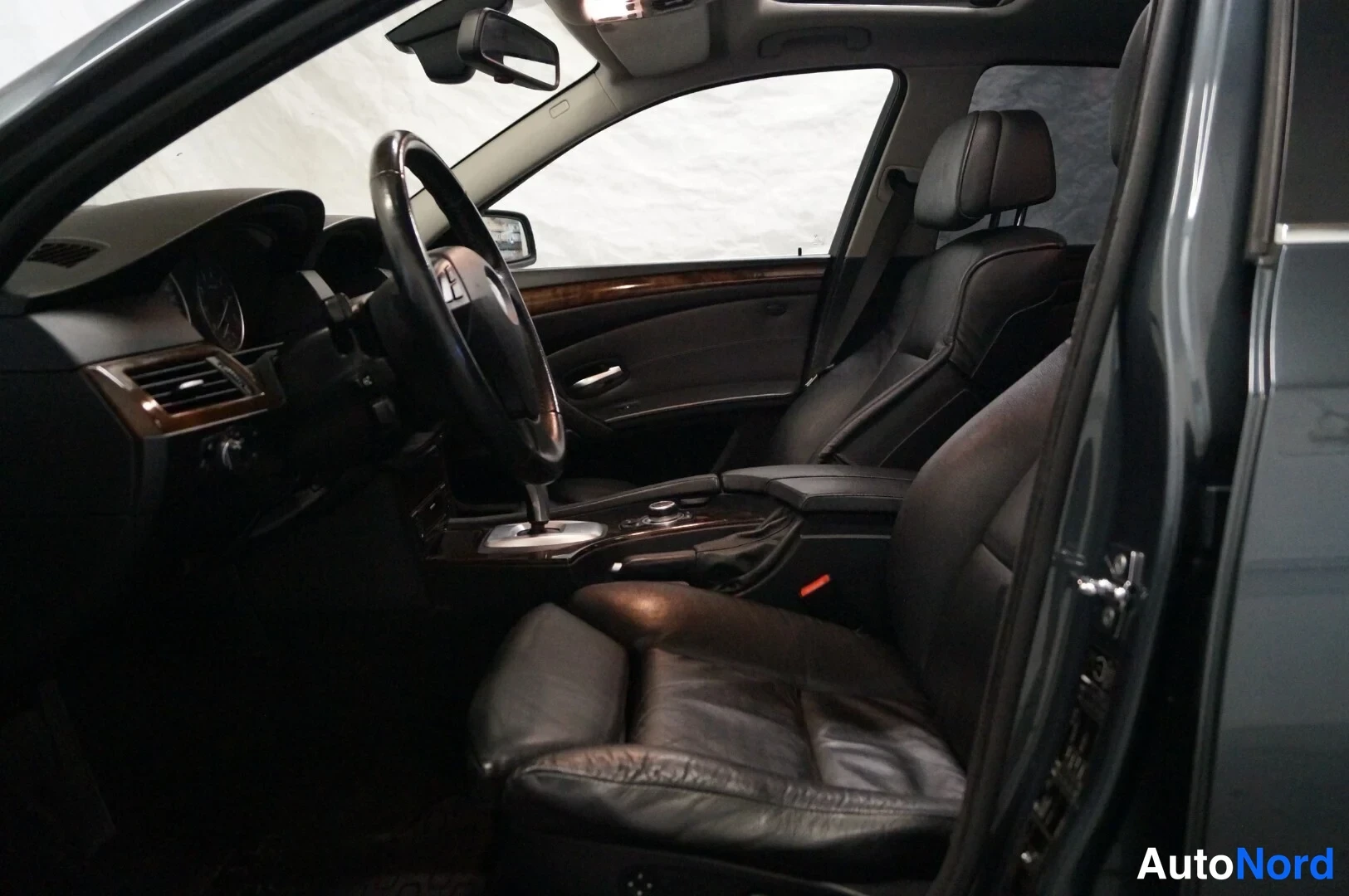 Grey BMW 525i xDrive 2009, front seats, photo 9