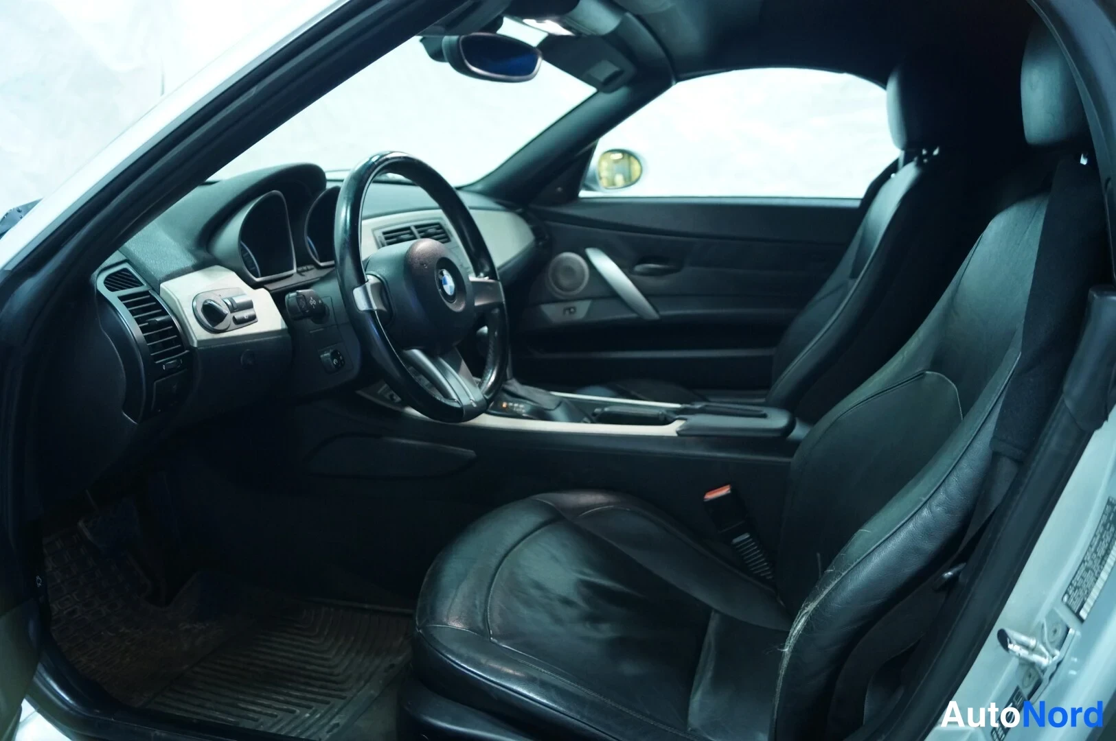 Hopea BMW Z4  Avoauto 2003, ohjaamo, kuva 9