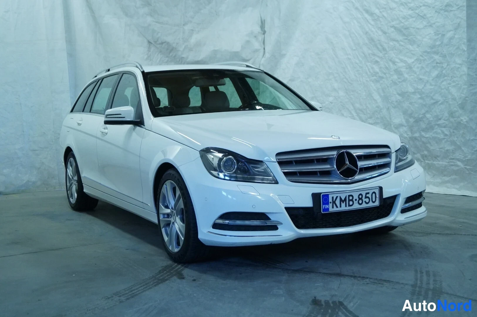 Valkoinen Mercedes-Benz C CDI 2013, etuviisto, keula oikealle, kuva 2