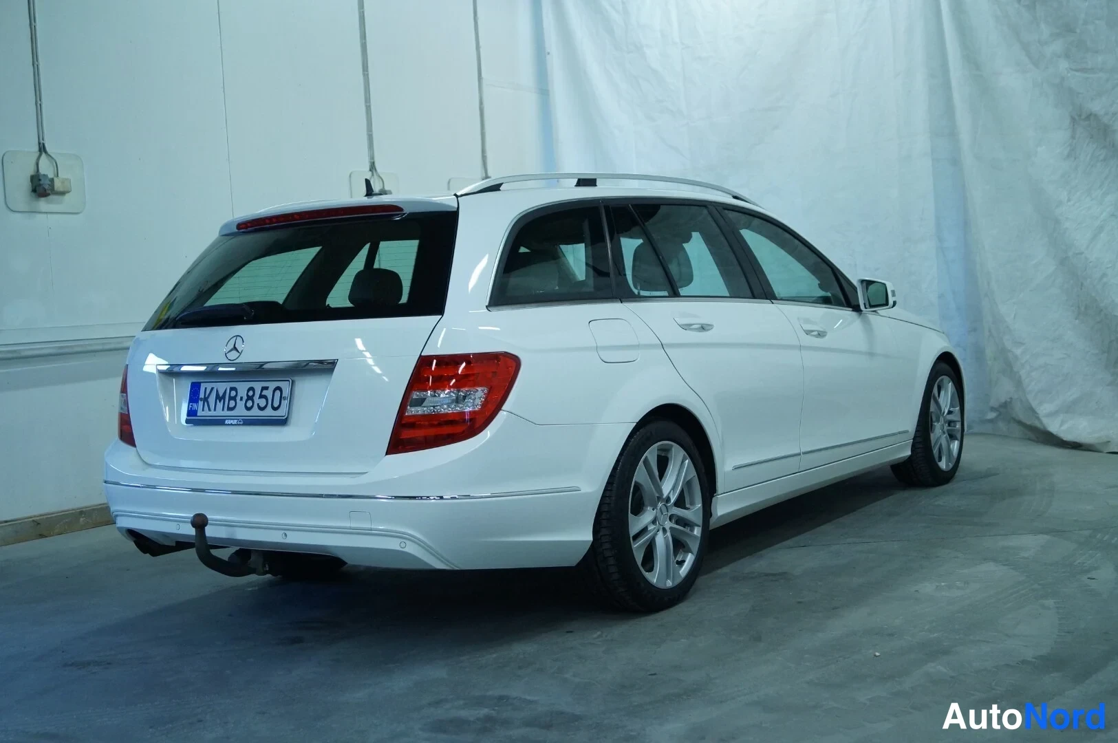 Valkoinen Mercedes-Benz C CDI 2013, takaviisto, kuva 3