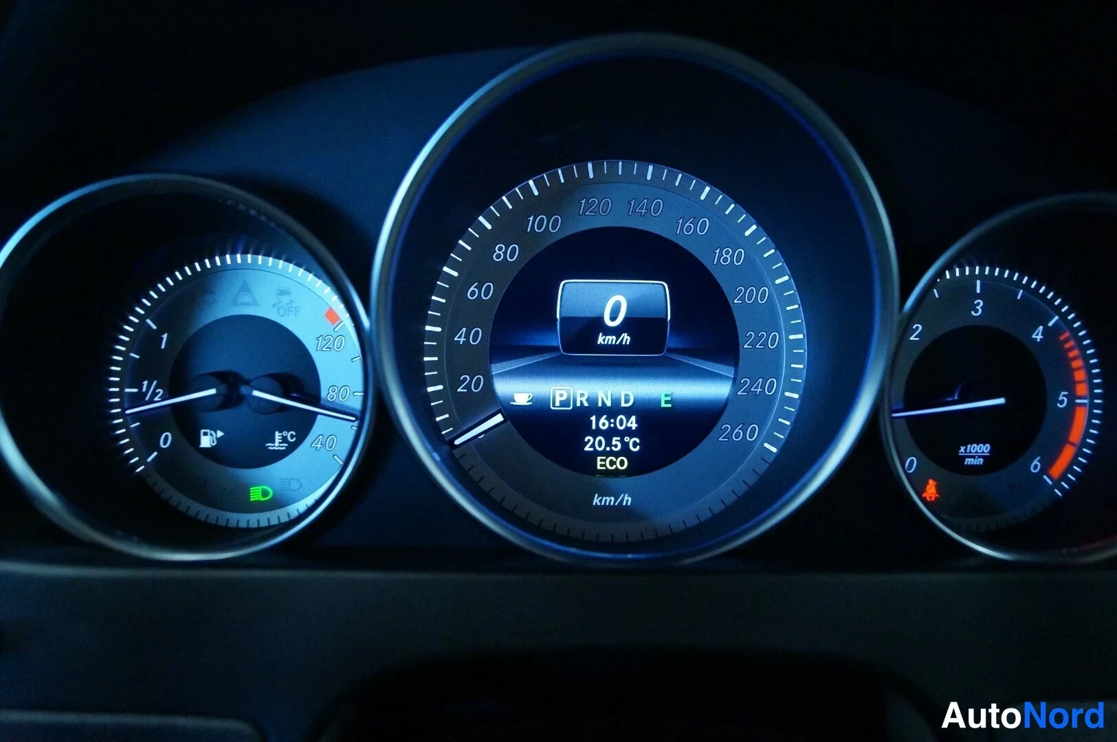 Valkoinen Mercedes-Benz C CDI 2013, yksityiskohta, kuva 14