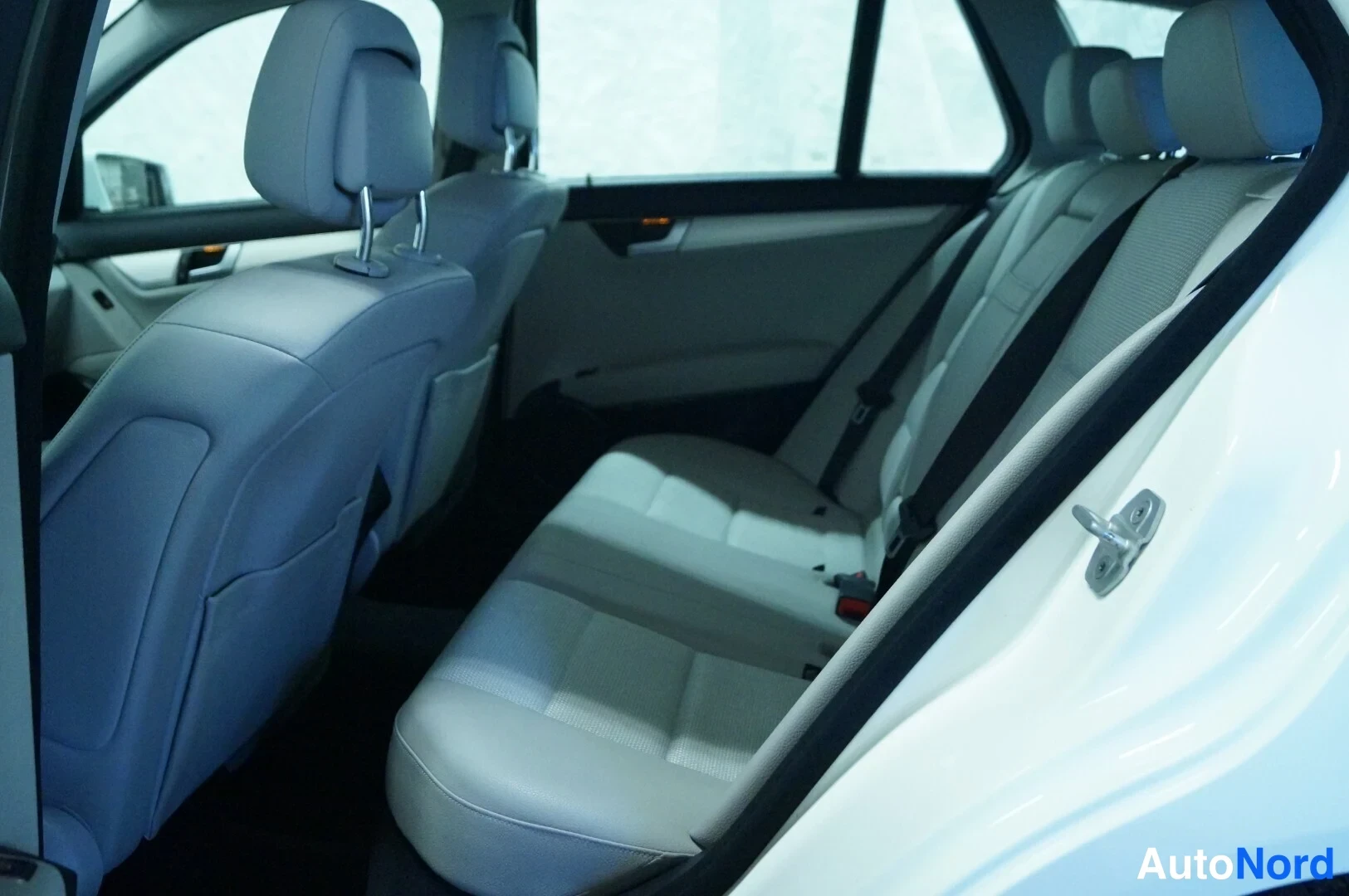 Valkoinen Mercedes-Benz C CDI 2013, takaistuimet, kuva 9